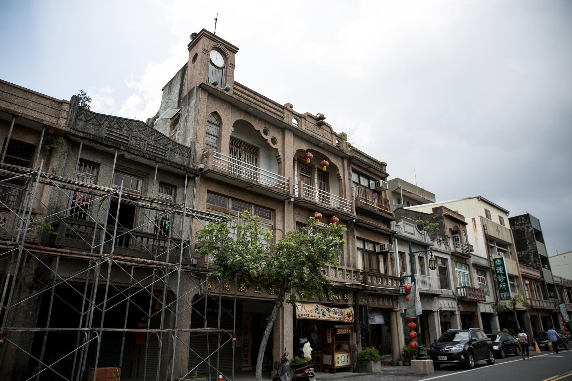 西螺老街上集中著各式老建築,值得慢步欣賞。