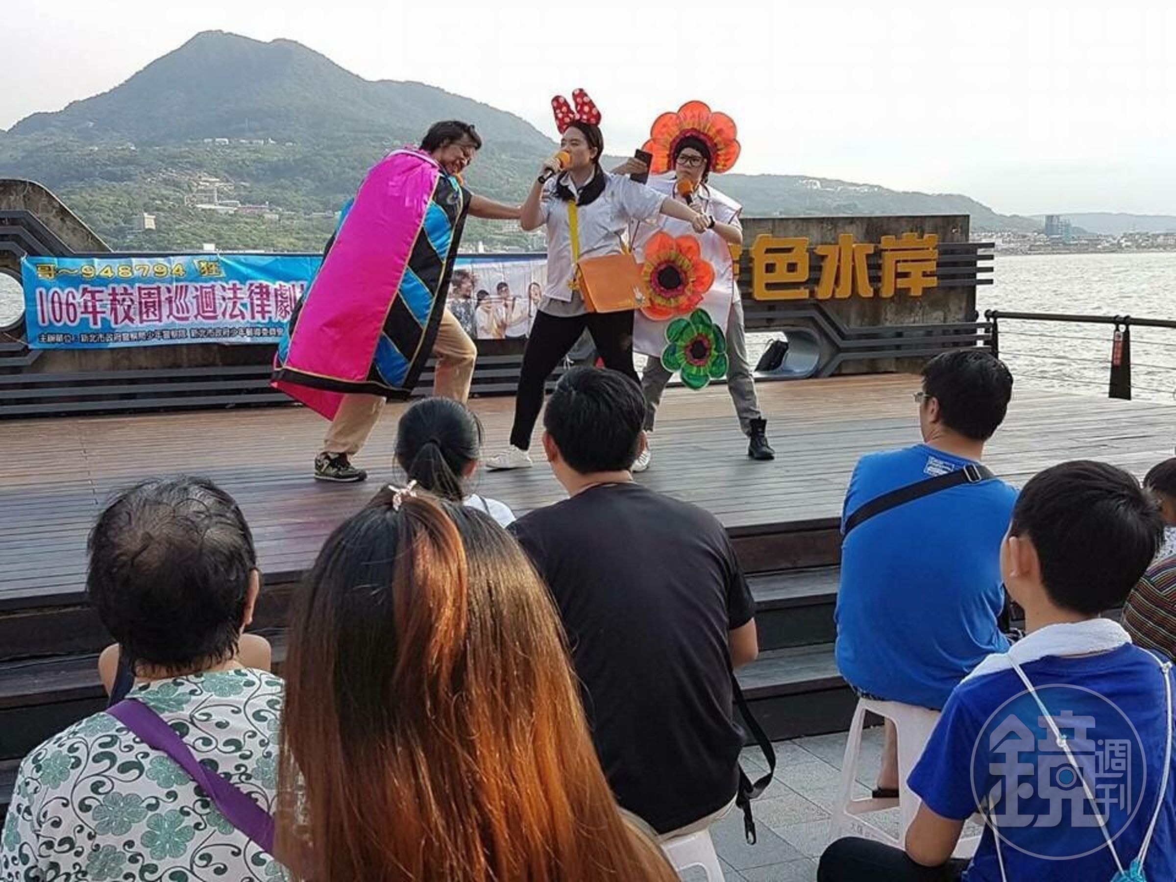 大腳ㄚ劇團以生動活潑的方式戲說法律，贏得觀眾熱烈反應。