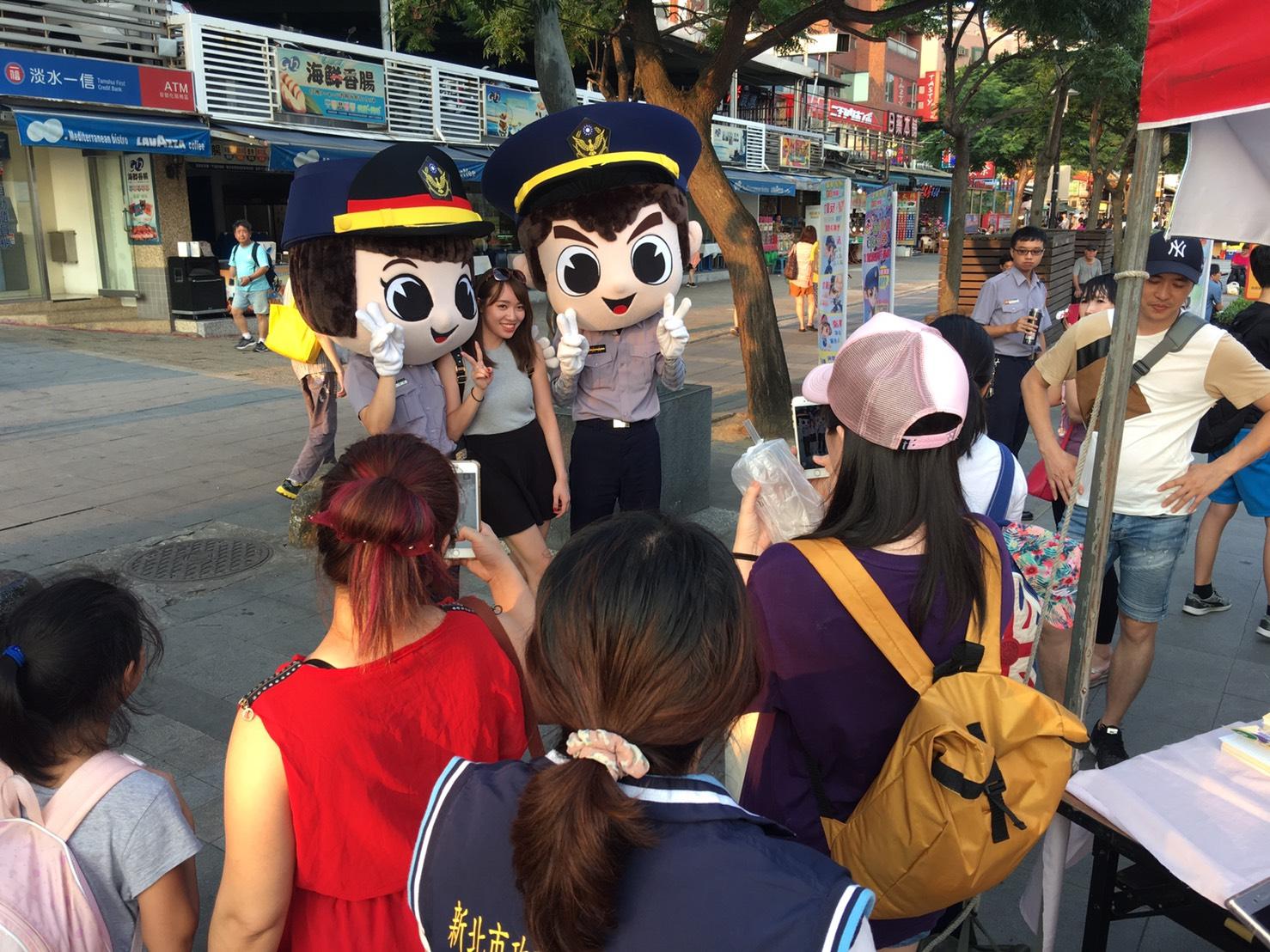 可愛的警察人偶吸引大批民眾排隊排隊合照,成為活動現場美麗風景。