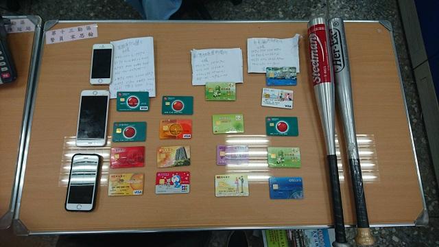警方在車上起獲多張提款卡、行動電話、棒球棍等證物。