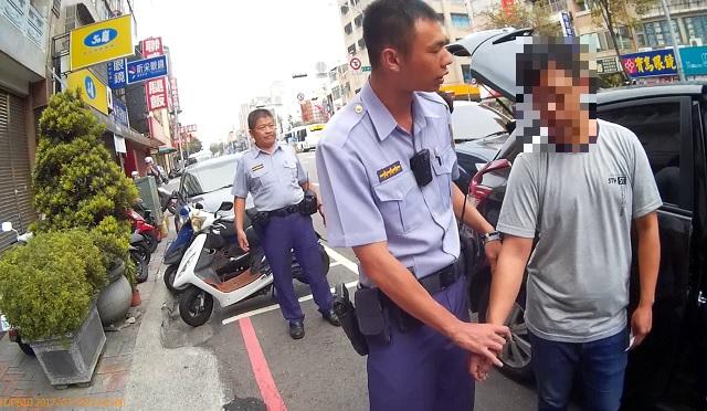 警方逮捕少年車手，在現場進行初步訊問。