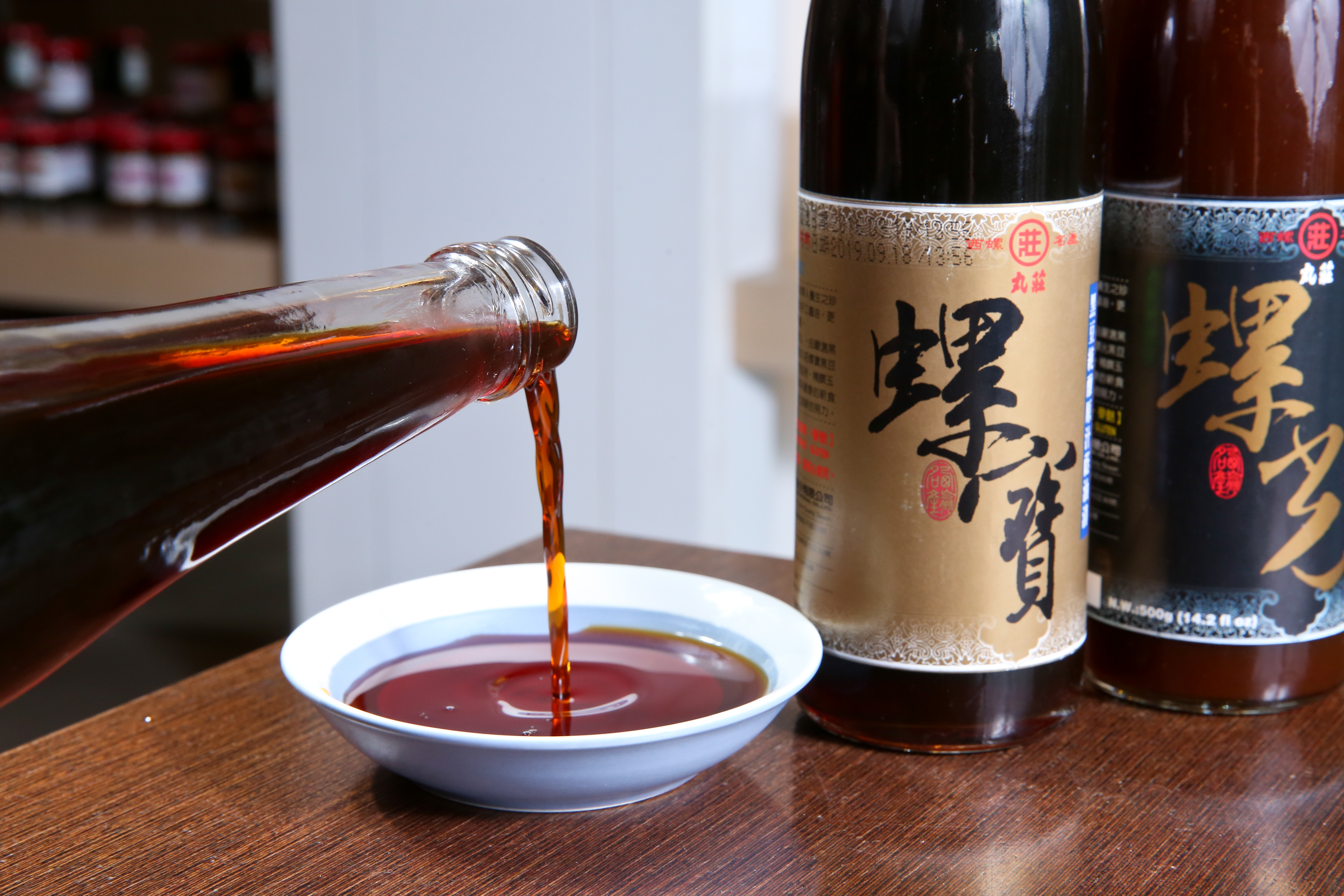 台灣黑豆醬油豆味較濃,適合滷煮、紅燒。(螺寶黑豆蔭油清290元/300ml)