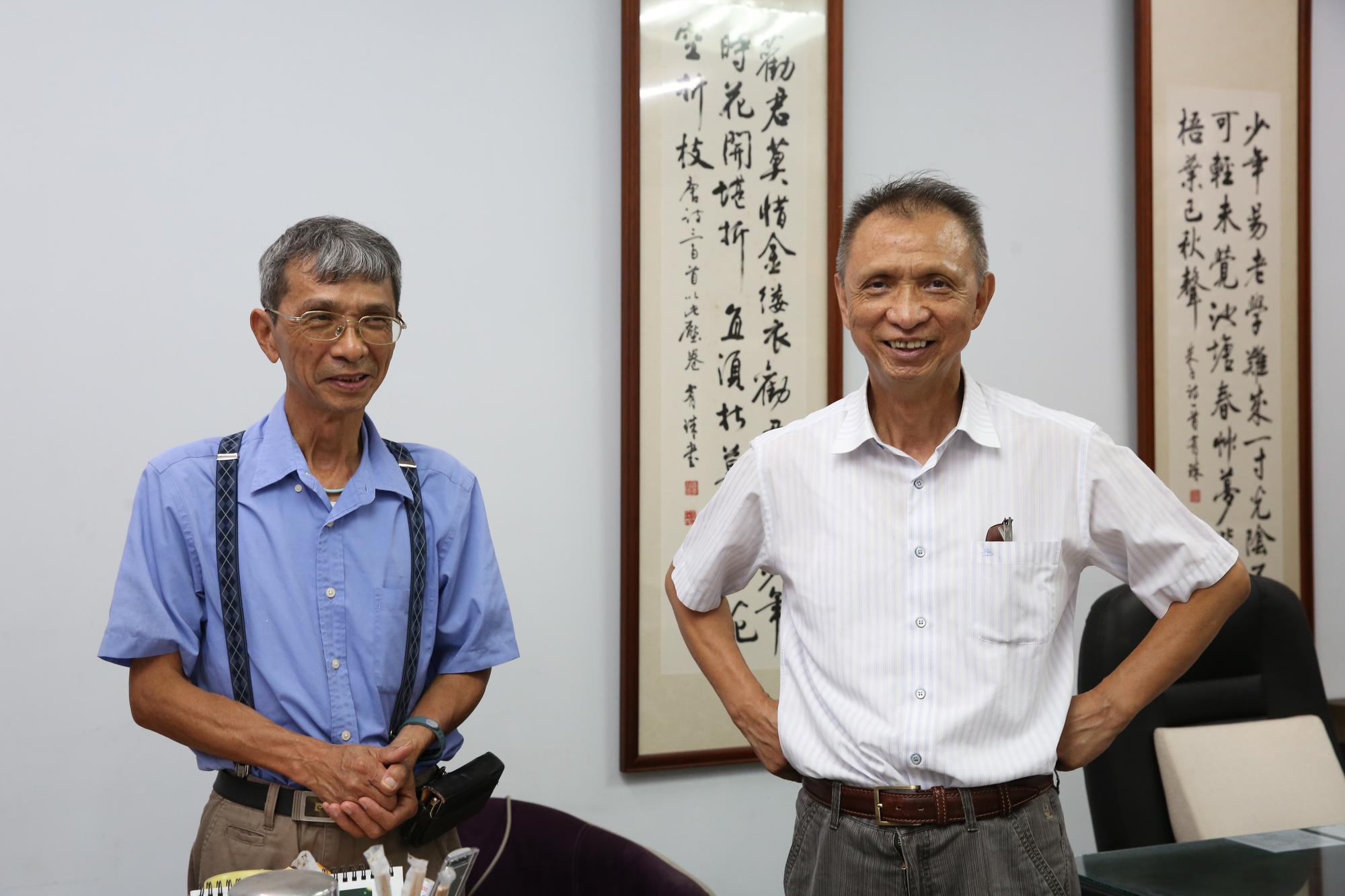 莊英堯(右)接任董事長後,弟弟莊英志(左)任總經理,兩人辦公室在同一間,牆上仍掛著父親的家訓。