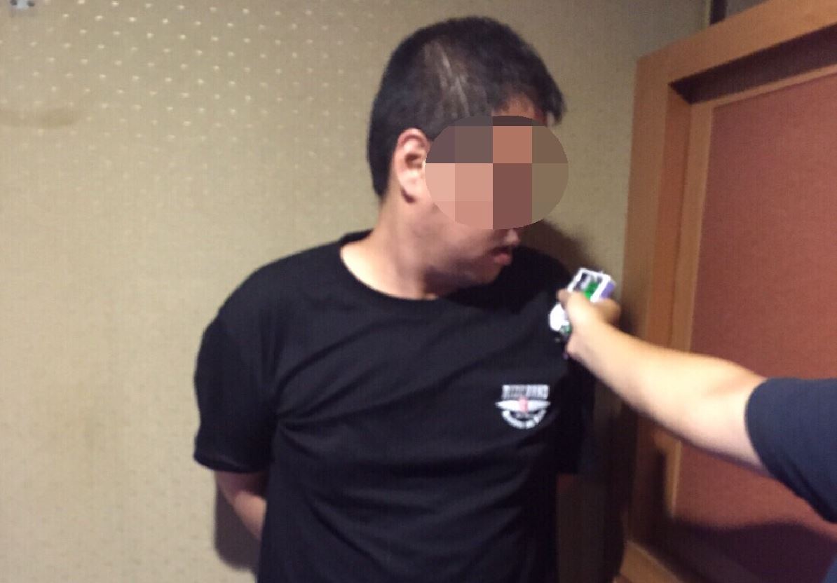 吳嫌利用颱風天搶劫，被警方迅速逮捕。