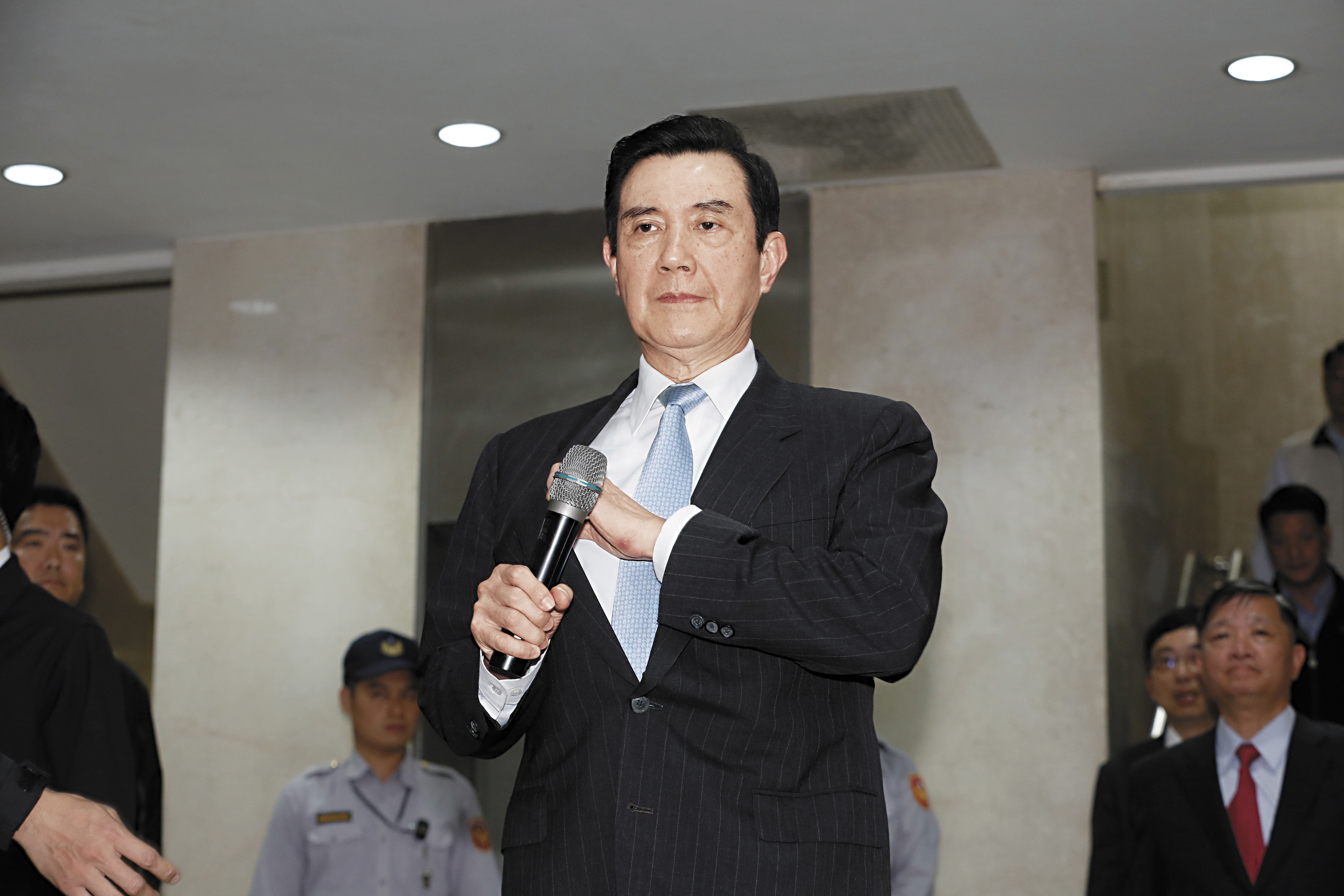 三中交易案在前總統馬英九擔任國民黨主席時完成,外界懷疑賤賣,特偵組雖已簽結,但北檢另起爐灶偵辦中。