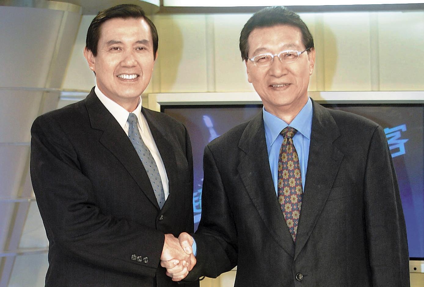 趙少康(右)轉任節目主持人後,曾邀請馬英九(左)上節目暢談施政理念,2人還大方握手合照。(聯合知識庫)