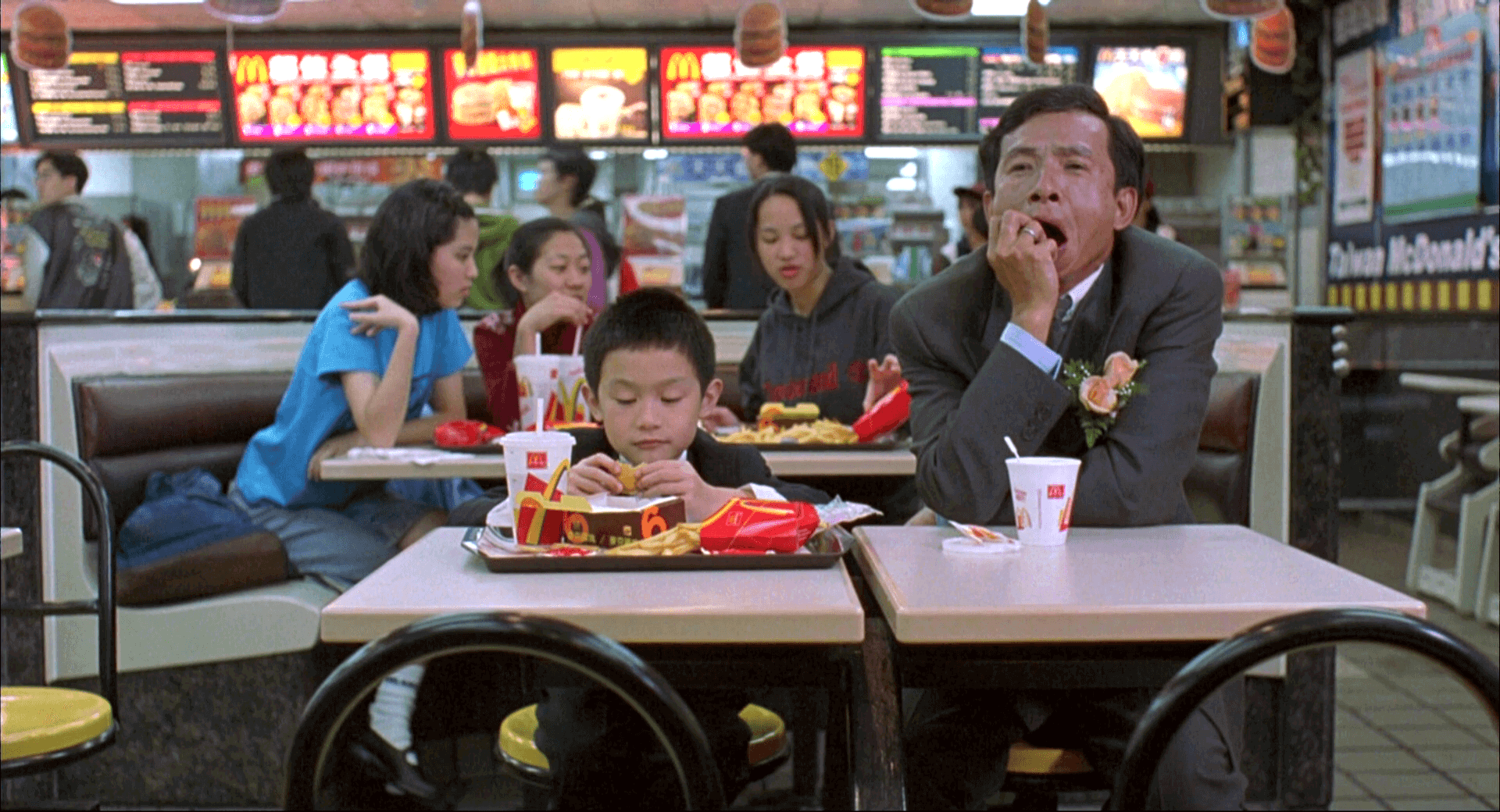 《一一》最重要的「出走」是吳念真藉由出差之名，和舊情人在一起。他的小兒子洋洋則是家中唯一看似沒有「出走」的。