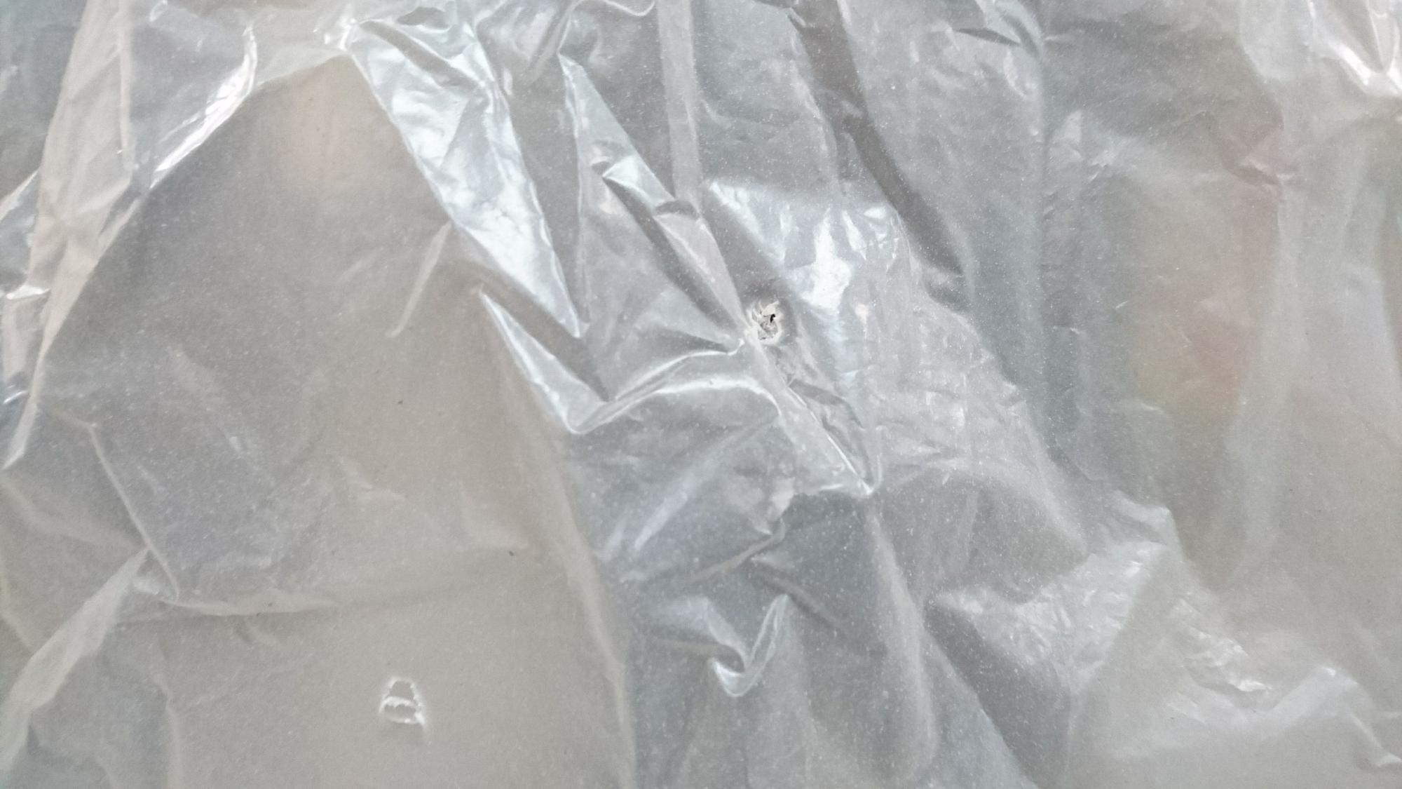 清潔員遭槍射擊導致外套破洞，警方初步判定是BB槍傷人。