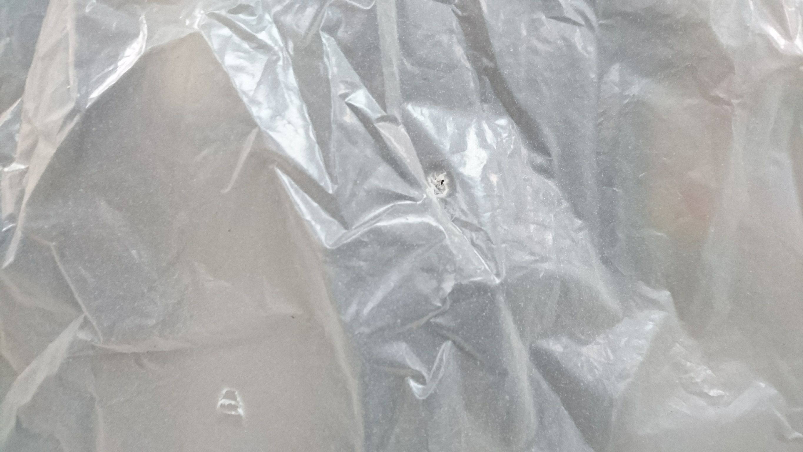 清潔員遭槍射擊導致外套破洞，警方初步判定是BB槍傷人。