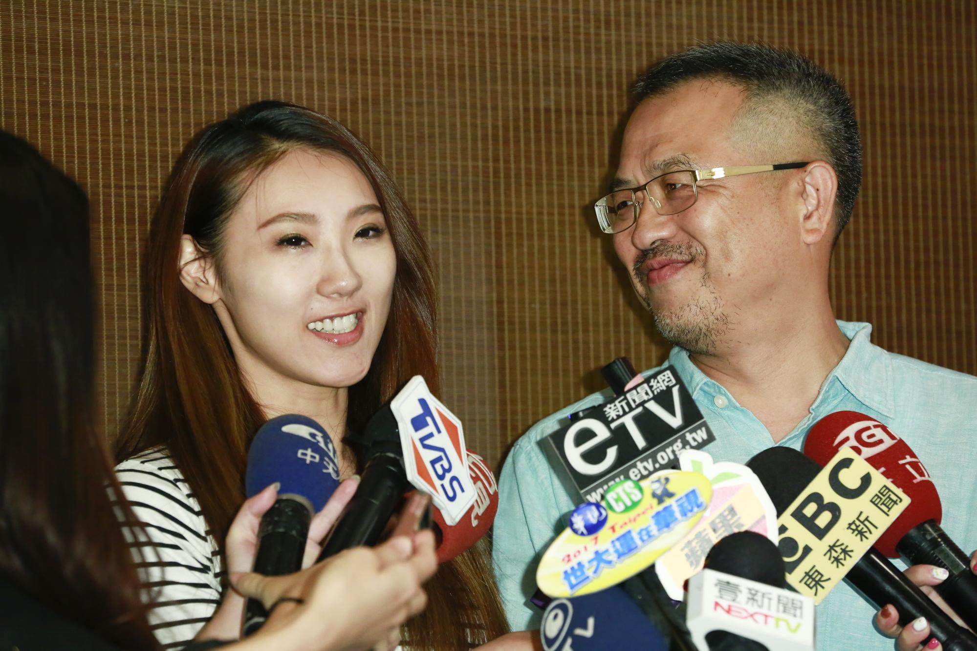 謝順福和謝金晶出席「豬哥亮的永恆歌廳秀」記者會。