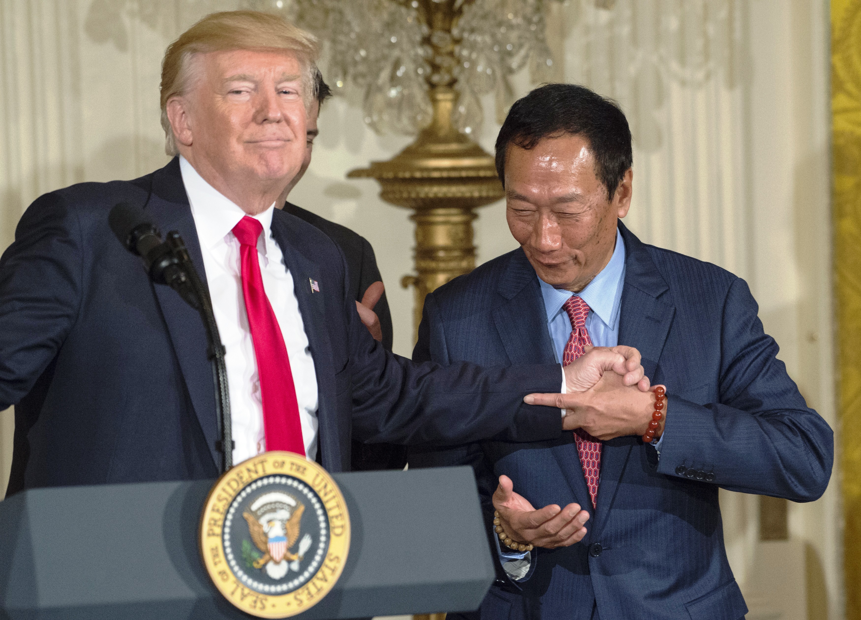 川普大嘴巴，自曝鴻海在美國的投資將高達300億美元。