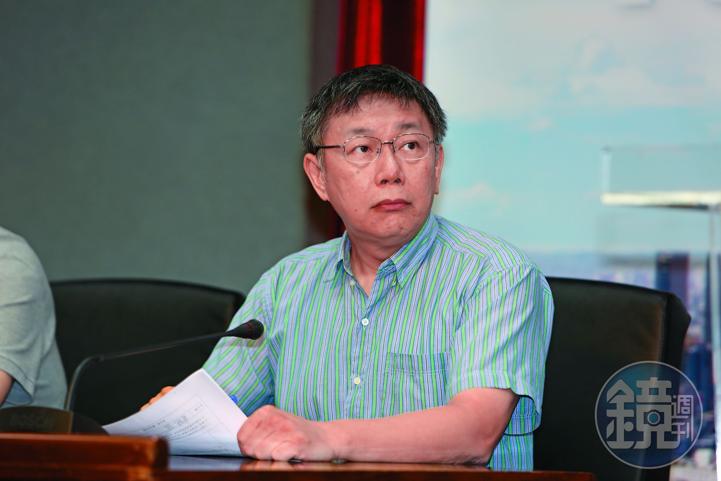 柯文哲面對昔日輔選功臣炮轟，一度想要站到第一線，但最後選擇低調回應。