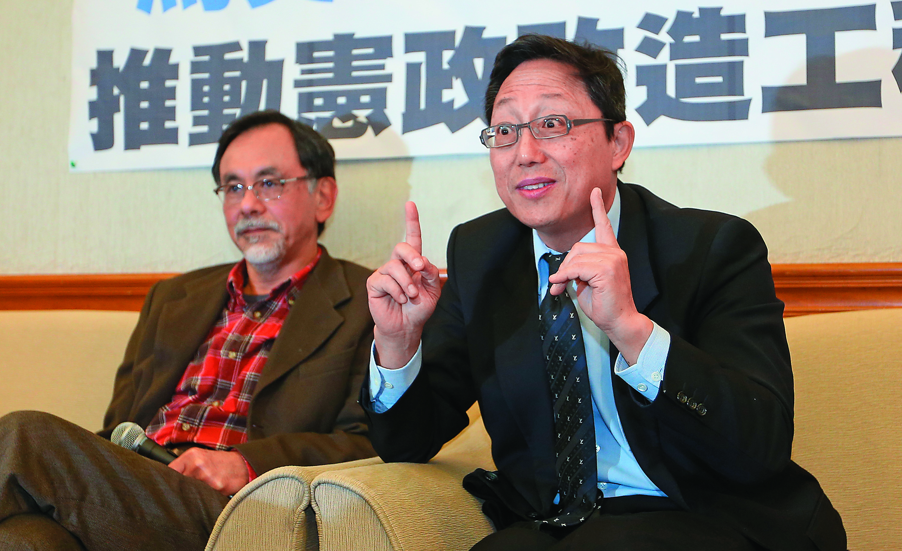 姚立明表示，大巨蛋主任仲裁人並非法務局長所指派，而他相信妻子也不會做違法的事。 （中央社）