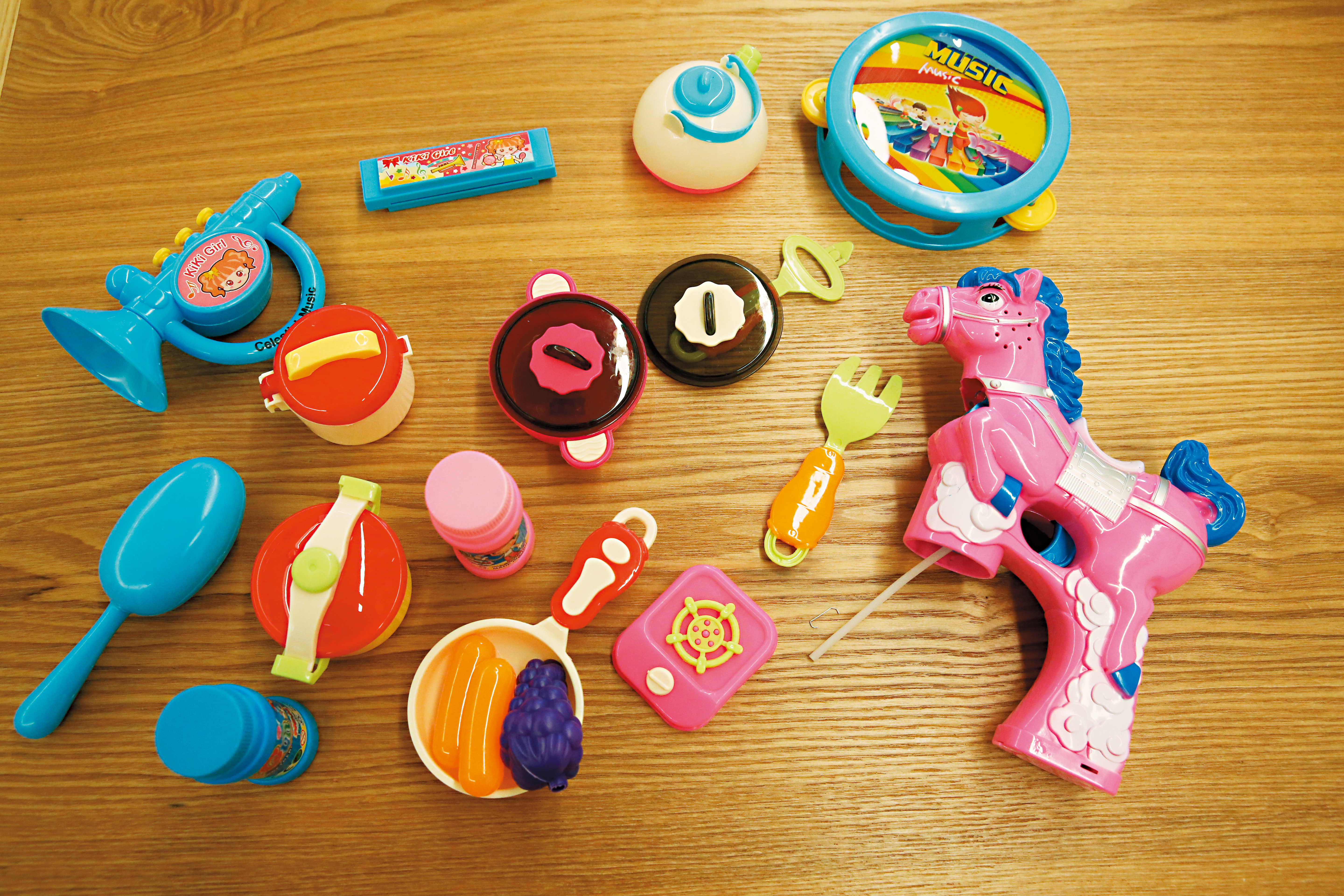 本刊與學術單位檢驗市售玩具，檢驗7項商品卻有6項含螢光劑。