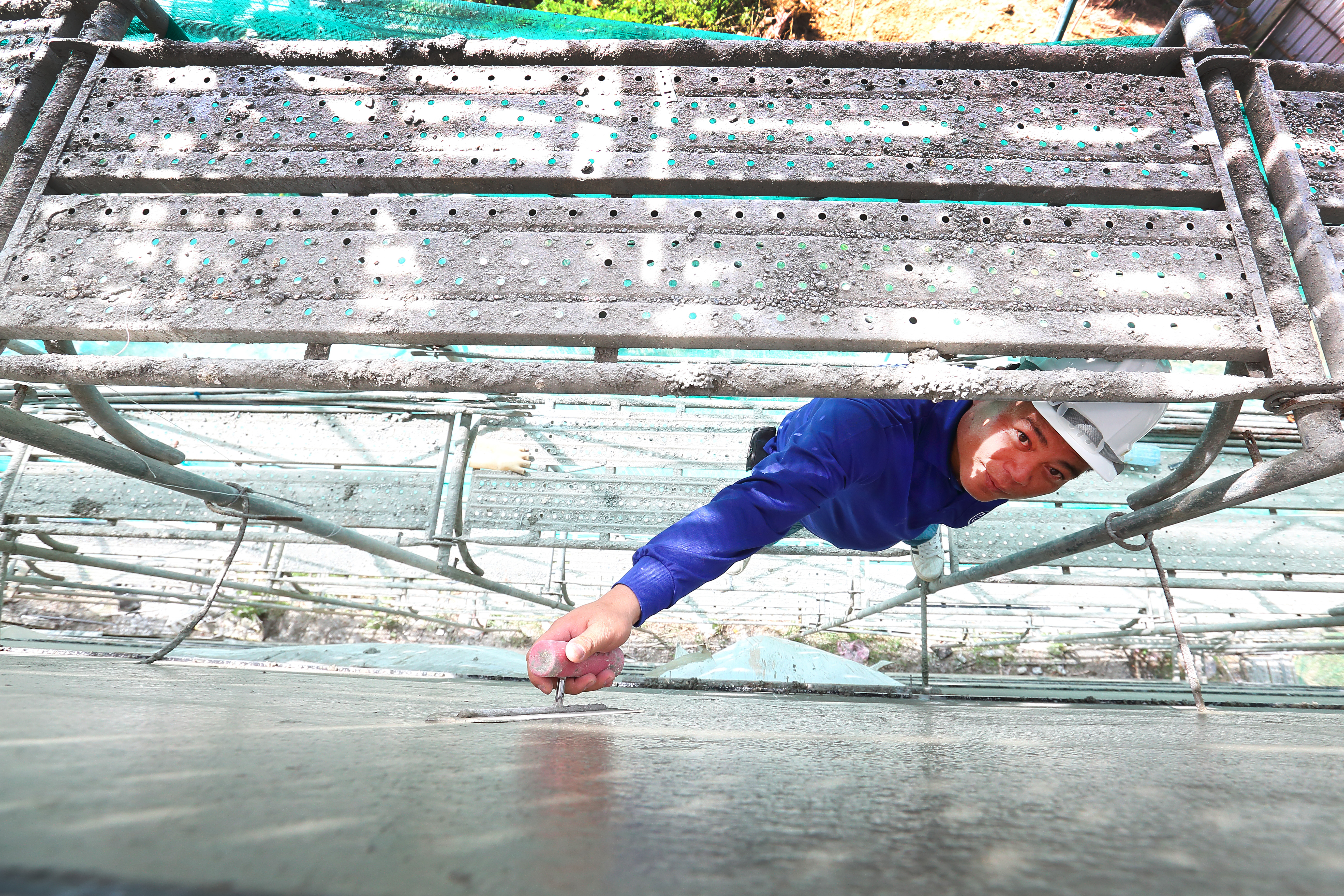 吃苦耐勞的蔡日騰16歲離家北上，靠著抿石工法闖出一片天。