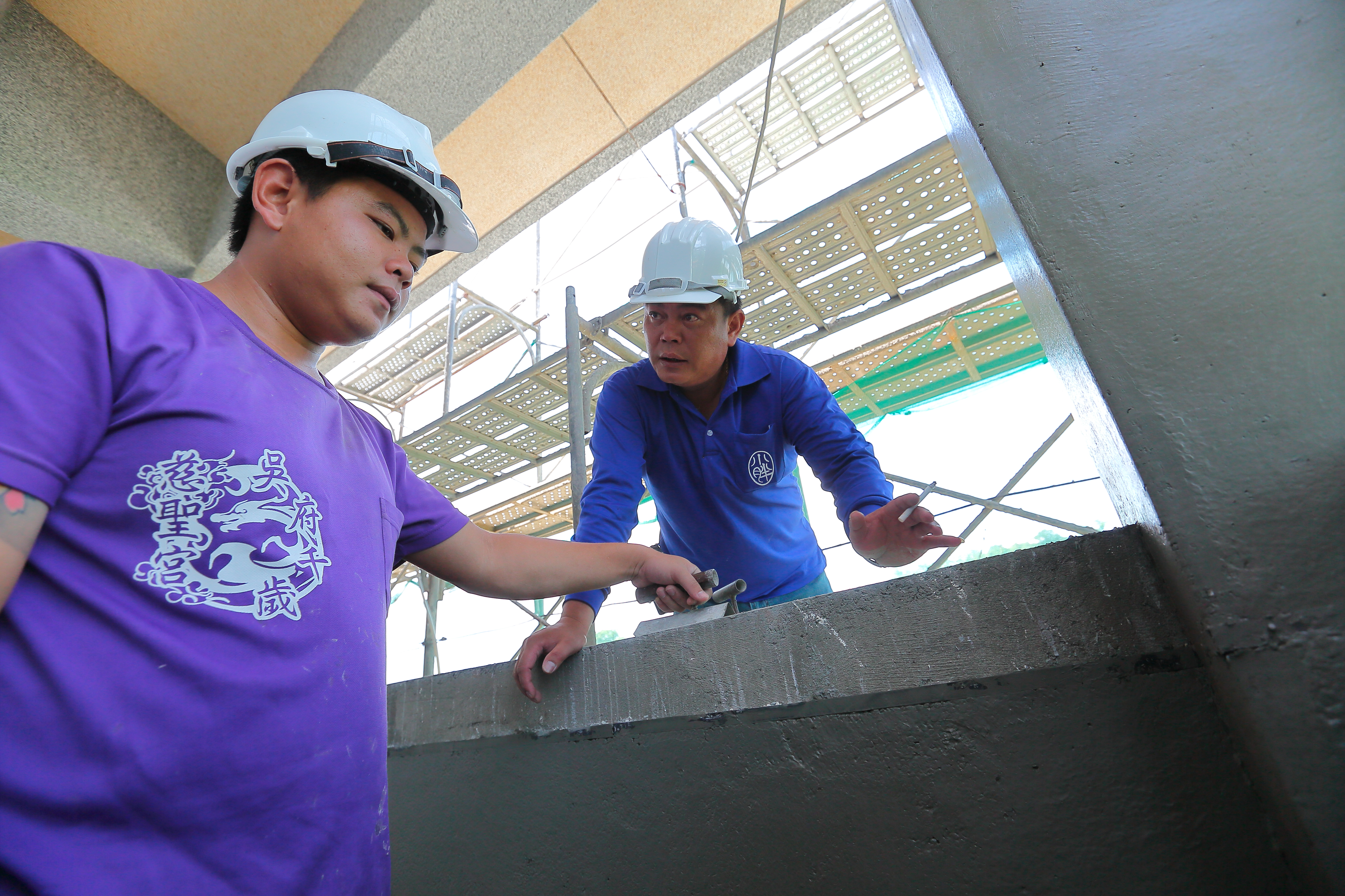 蔡日騰（右）的長子蔡家浤（左）18歲就跟在父親身邊學功夫。