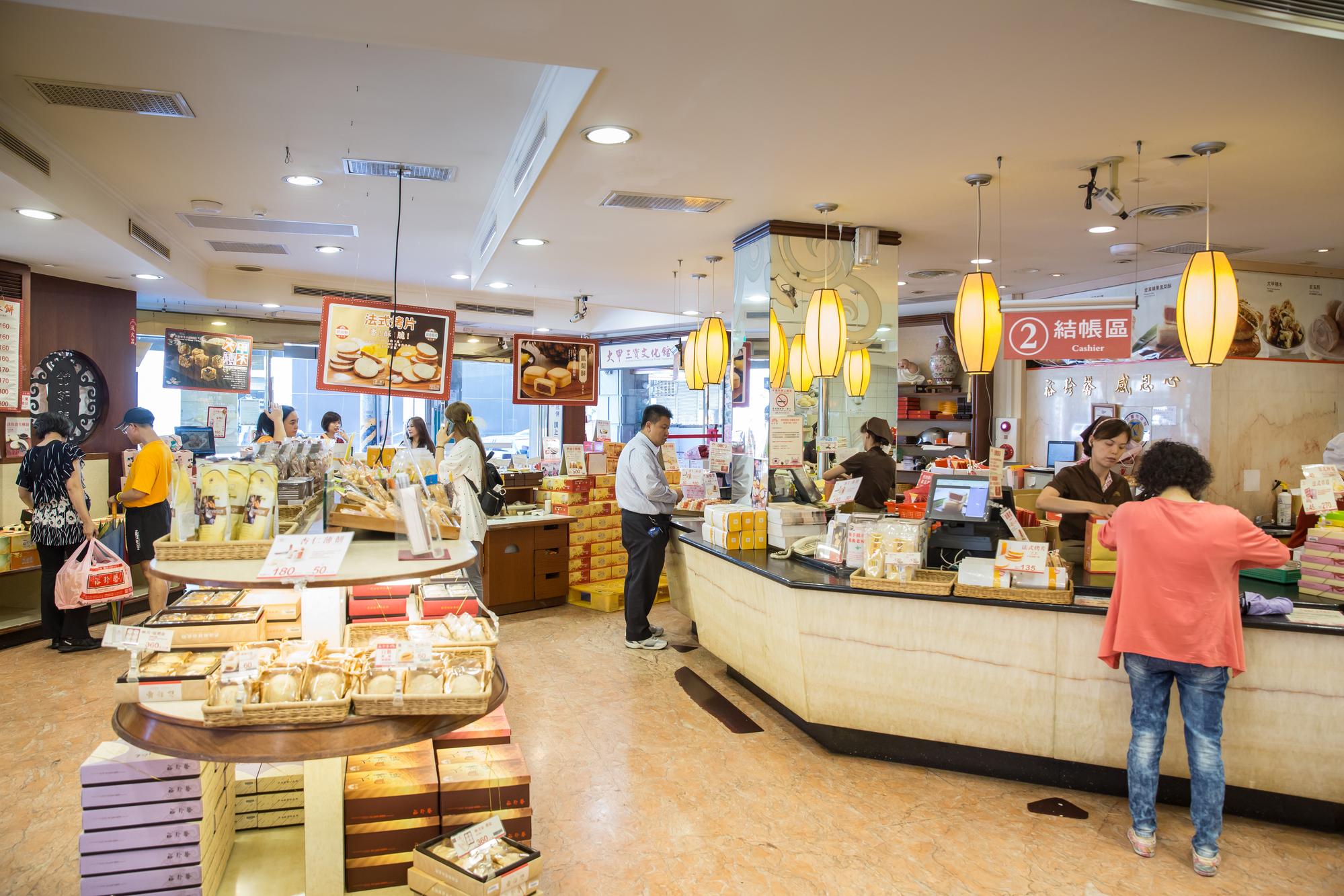 裕珍馨品項多元,包含傳統的奶油酥餅、金賞纖果鳳梨酥、奶凍捲、法式檸檬蛋糕與泡芙等,平常日客人絡繹不絕,圖為大甲光明旗艦店。