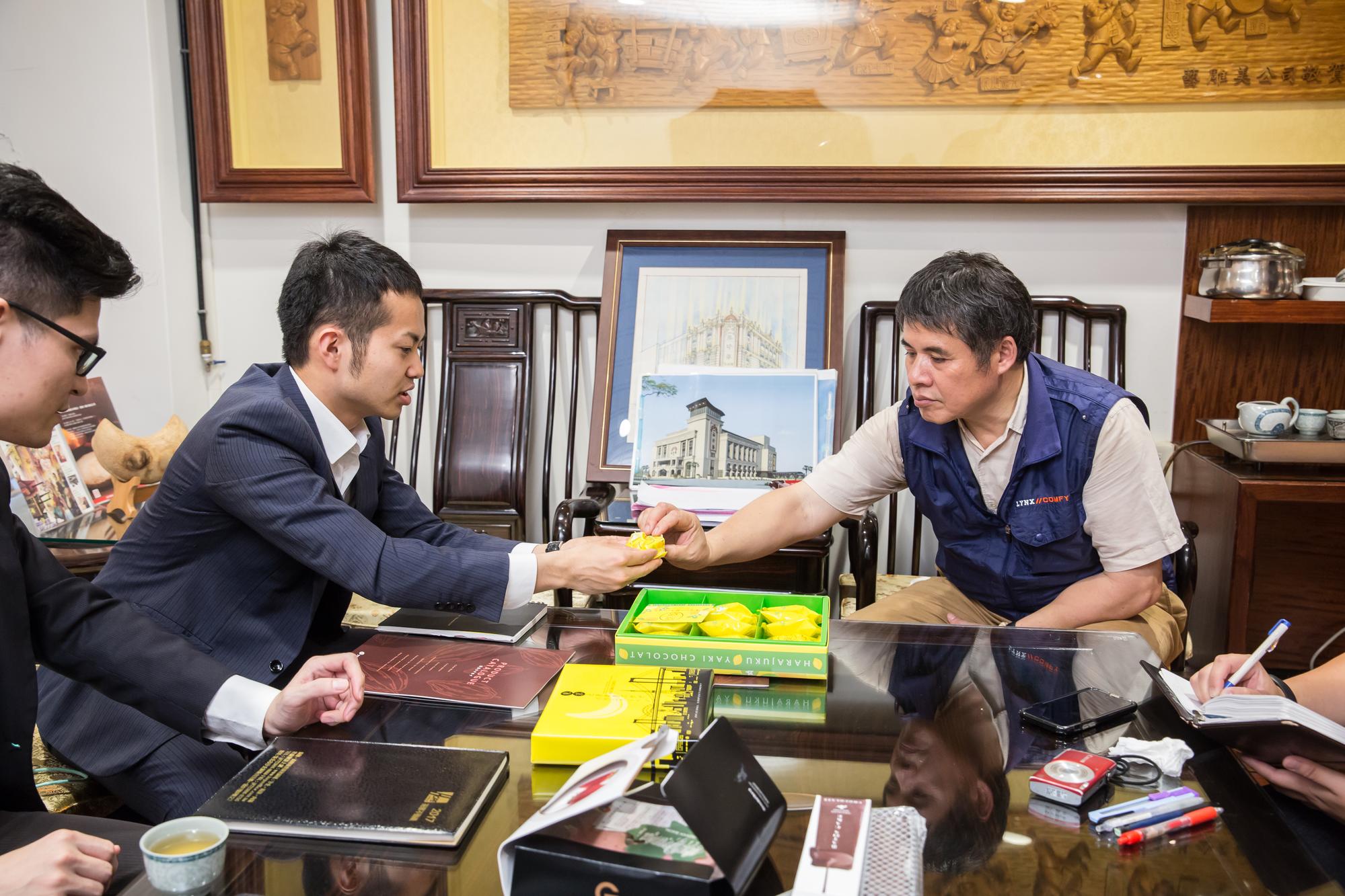 陳裕賢（右1）為了不斷研發、嘗試多種品項，到處尋覓原料、食材，連日本巧克力商都特地登門拜訪。