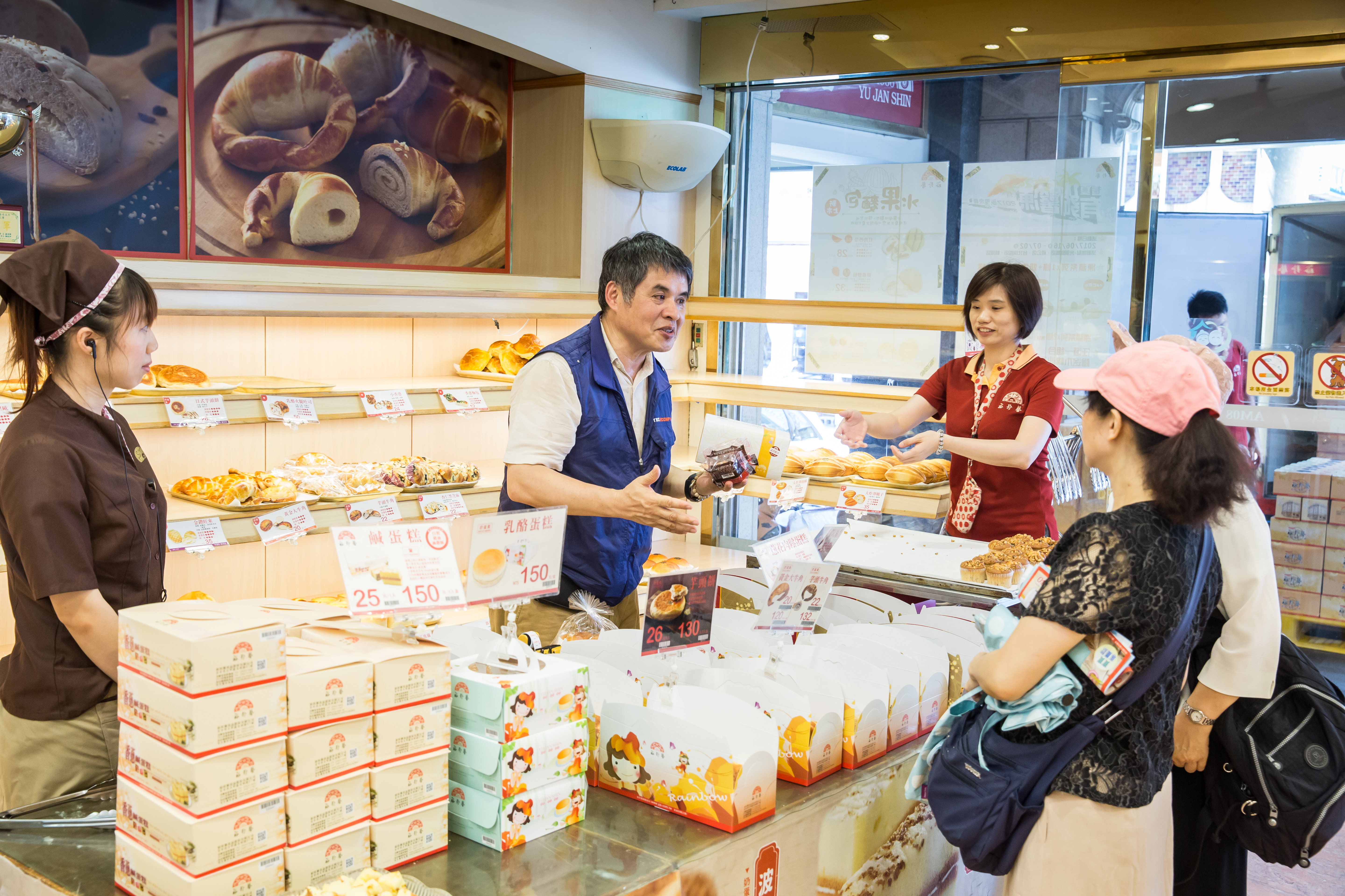 陳裕賢（左2）面臨食安風暴時，冒著倒閉風險自主通報，慘賠700萬元後重新站起，老顧客給予肯定依舊捧場。