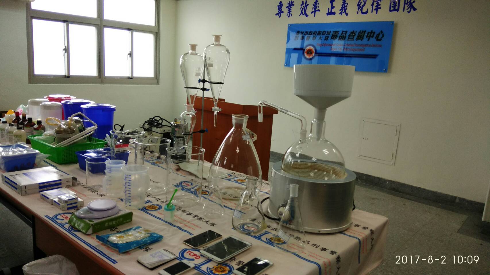 警方在老公寓內查扣大量製毒工具，其設備之齊全讓警方大嘆：「這根本是化學實驗室」。