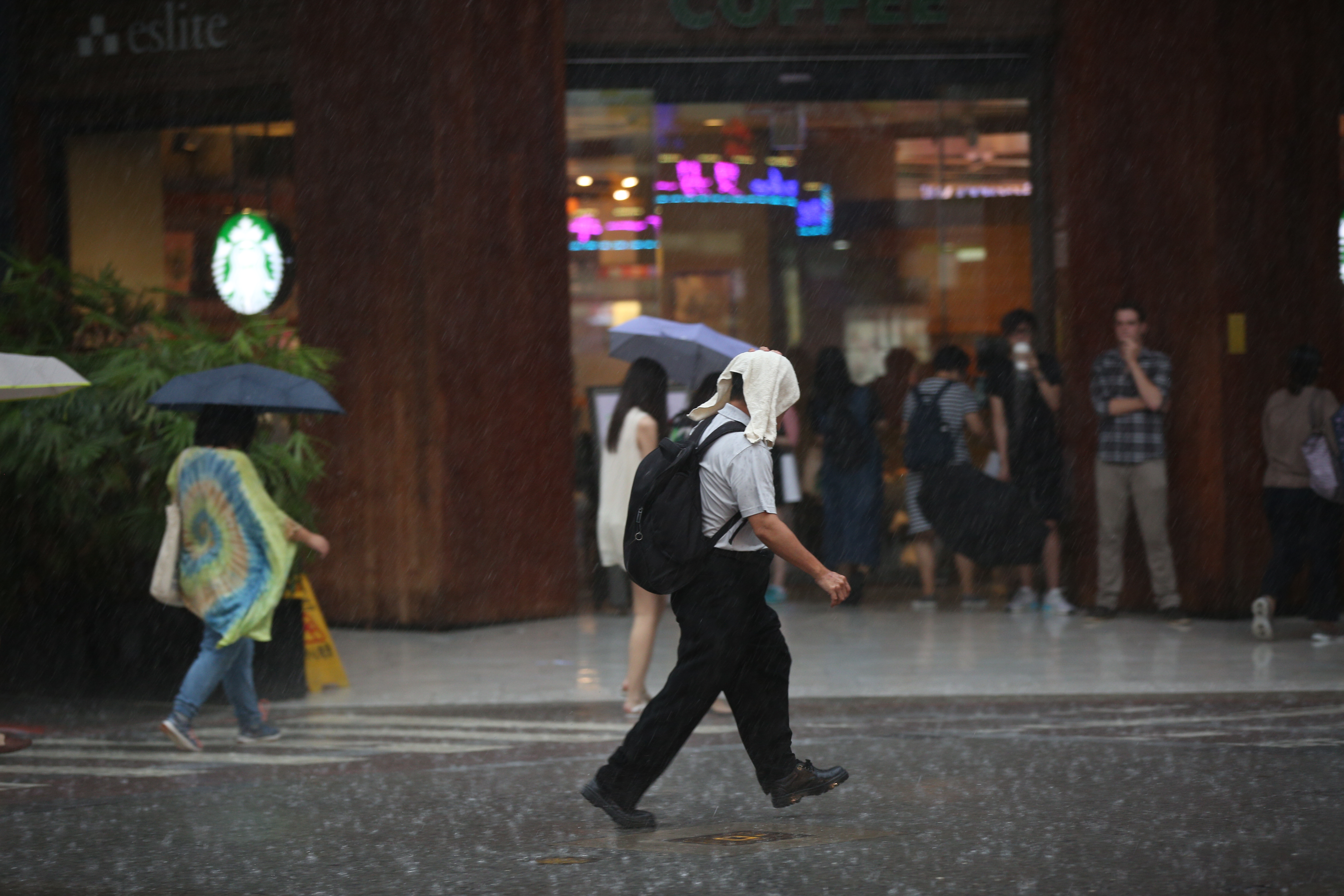 受到西南風及午後熱對流旺盛影響，今天下午包括大台北及桃園地區都出現強降雨。