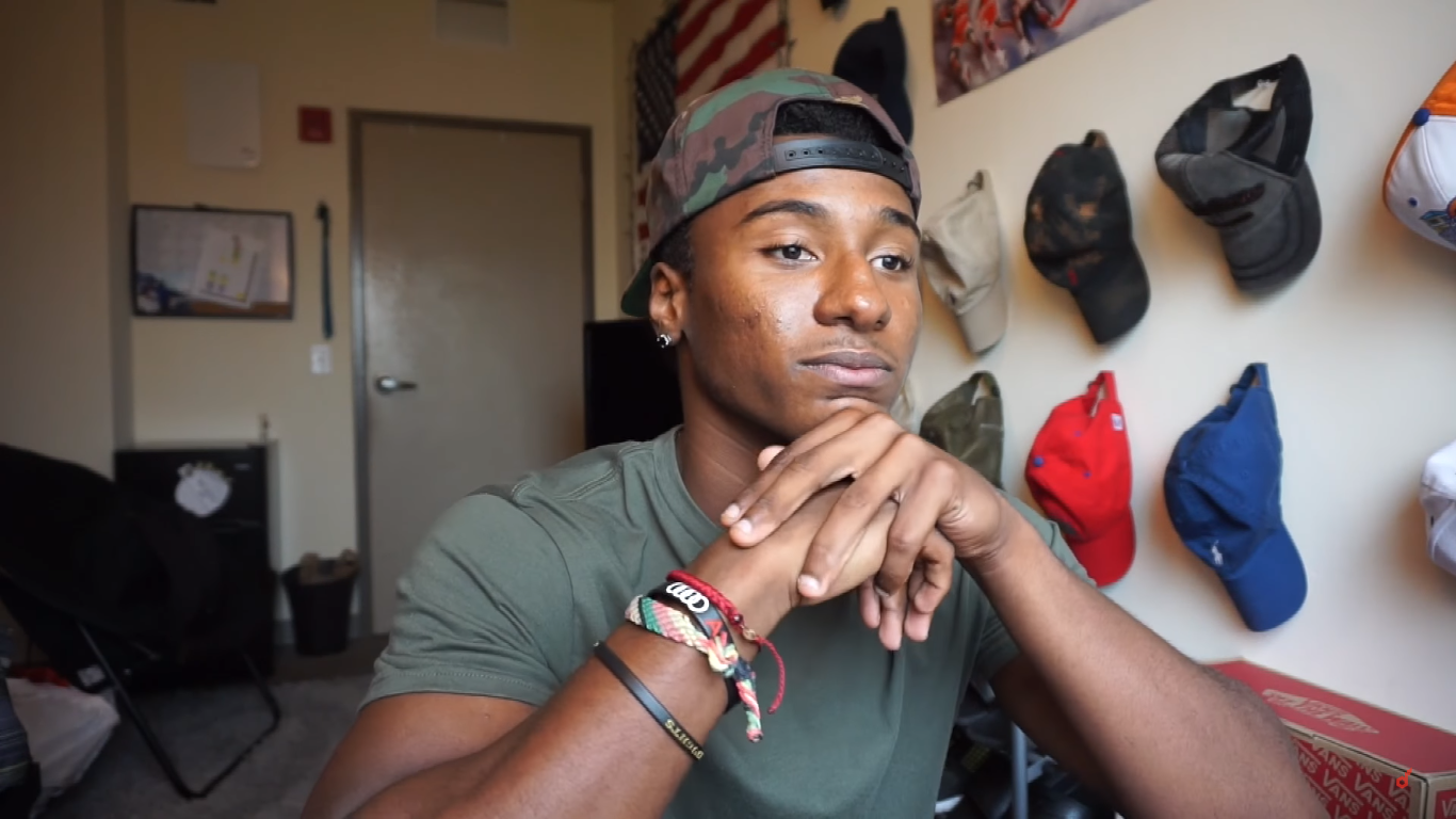 喜歡上傳搞笑、勵志影片，卻讓自己失去球員身分以及獎學金，年輕的 Donald De La Haye 不允許自己被挫折打敗，但這挫折為何會找上他呢？（影片截圖）