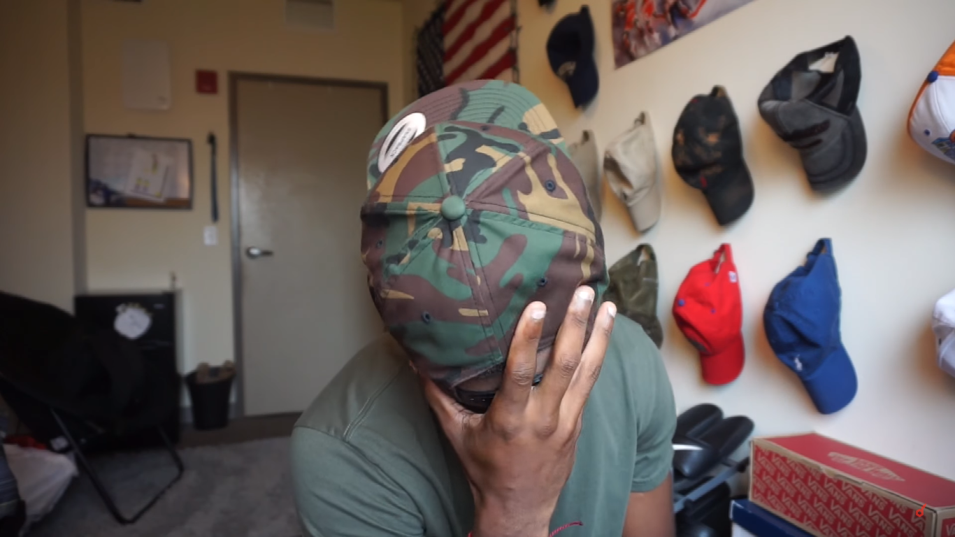 被 NCAA 判定失格而無法繼續踢球，連帶也失去獎學金，這樣 Donald De La Haye 非常無助。（影片截圖）