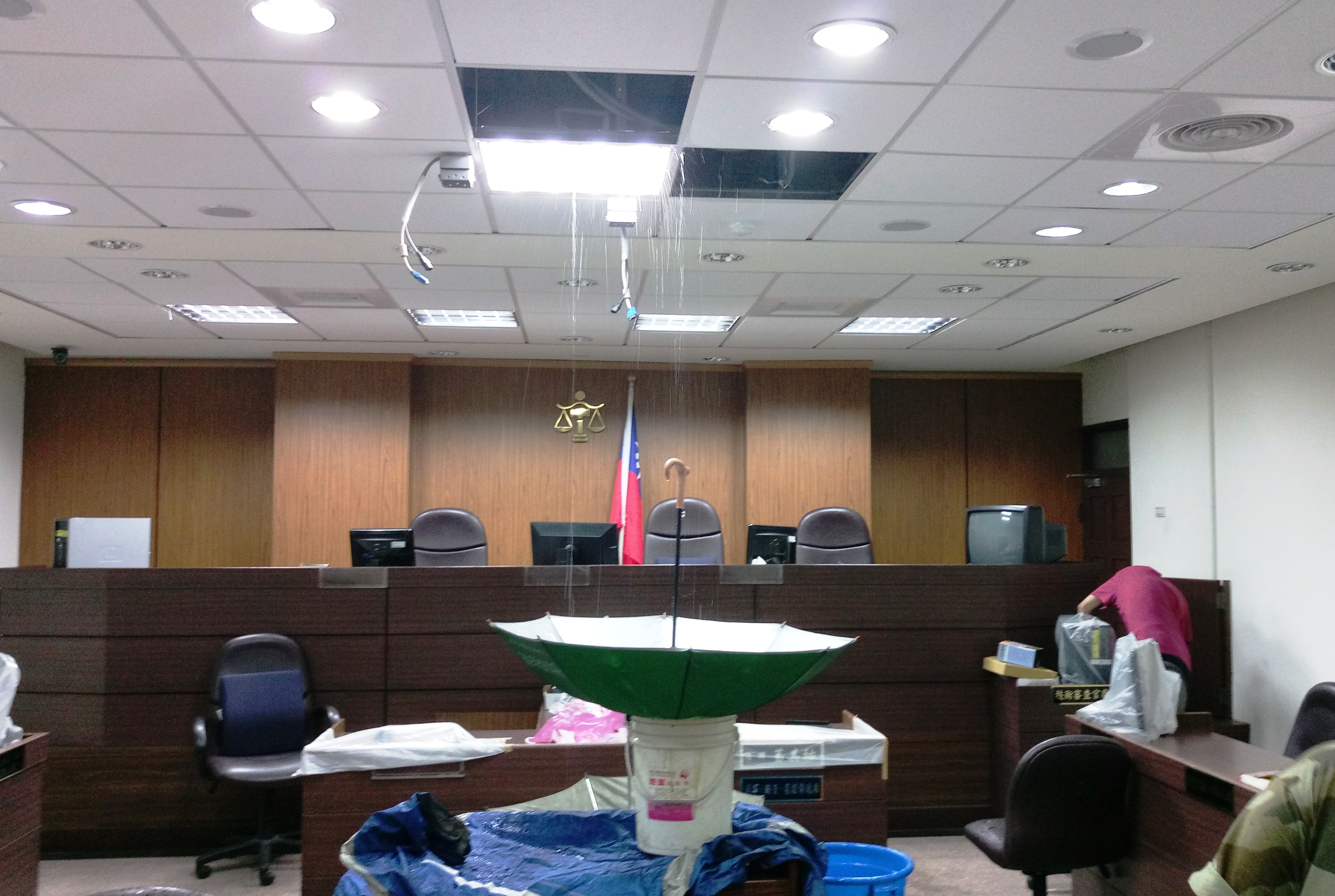 台北市大雷雨，台北地院法庭出現嚴重淹水，水不斷從第30法庭天花板漏下。
