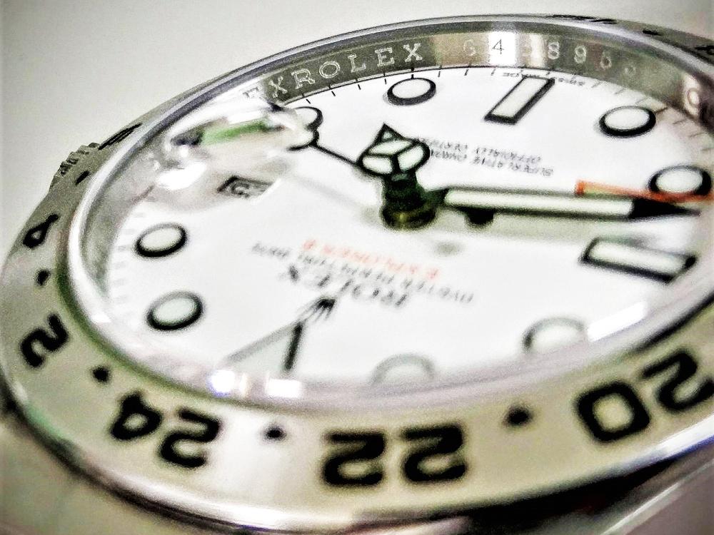 2008年左右，ROLEX開始在鏡面下方蝕刻「防偽內圈」，六點鐘方向的流水號清晰可見，除較不易被仿冒之外，亦更易於辨識。
