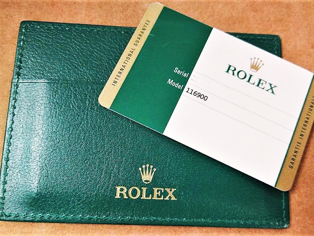 大約2015年中，ROLEX推出樣式更簡潔的第二代保卡，正面僅有錶殼流水號與型號兩個欄位（部分國家會加上面盤及錶帶樣式）。此外，配色也與第一代保卡不同。