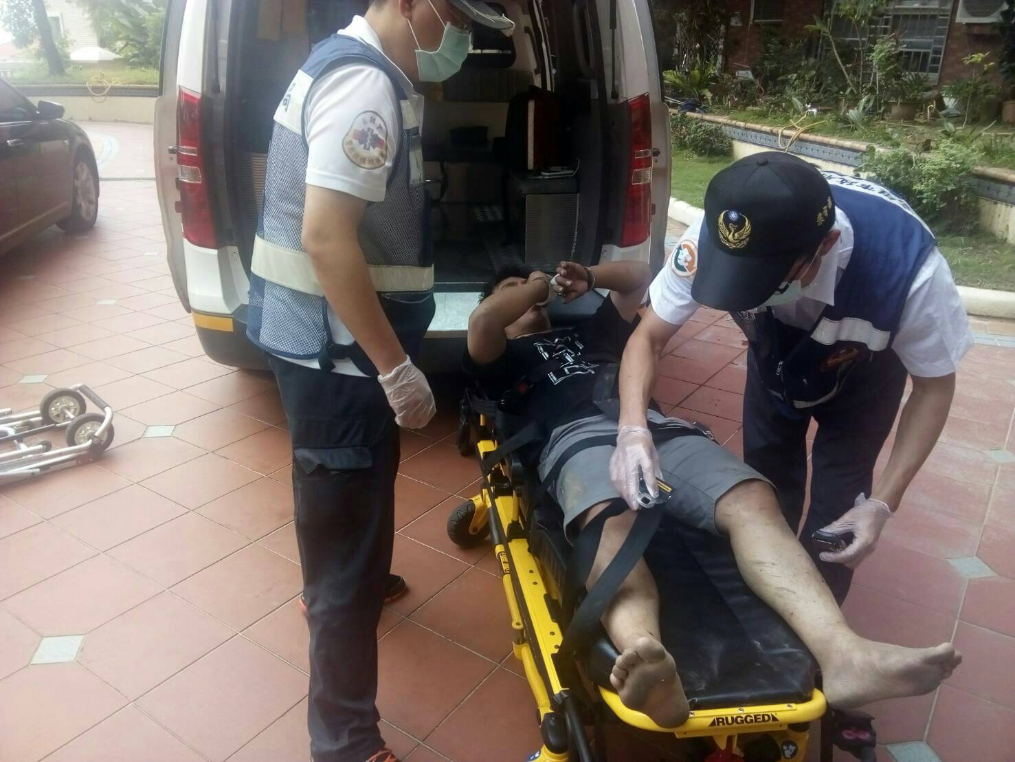 平常手段凶狠的歹徒，遇上優勢警力沒開幾槍就先嚇暈送醫。