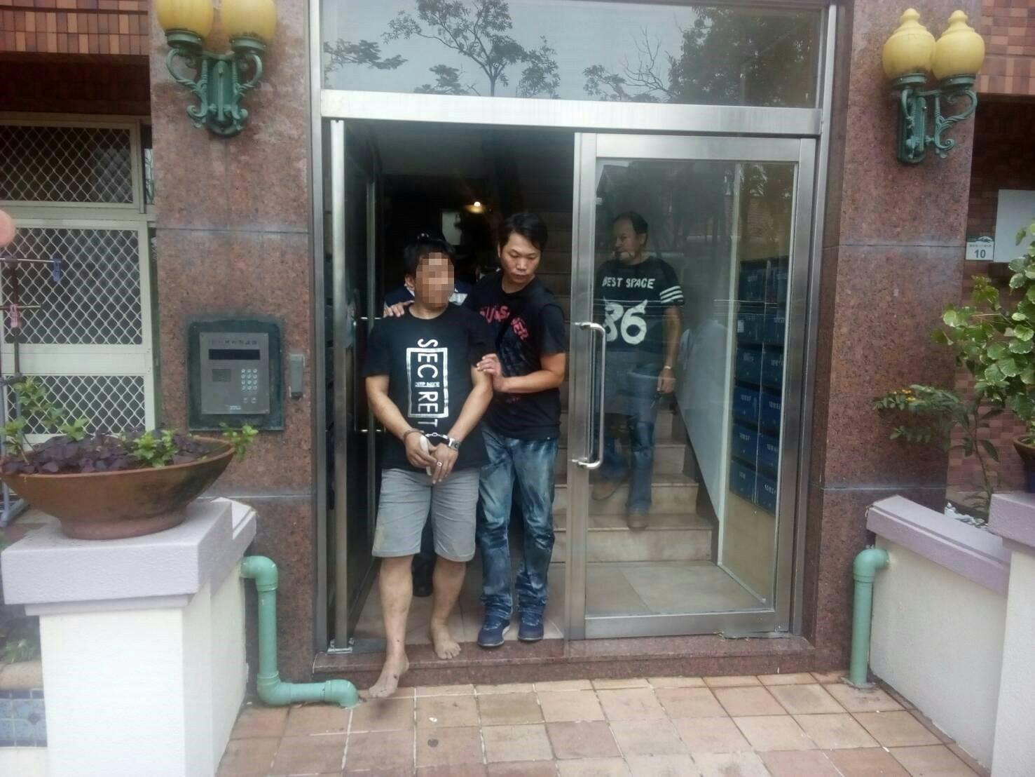 警方逮捕暴力毒品黑吃黑集團,為首的何姓男子因為與警方駁火太緊張,臉色慘白的走出大樓。