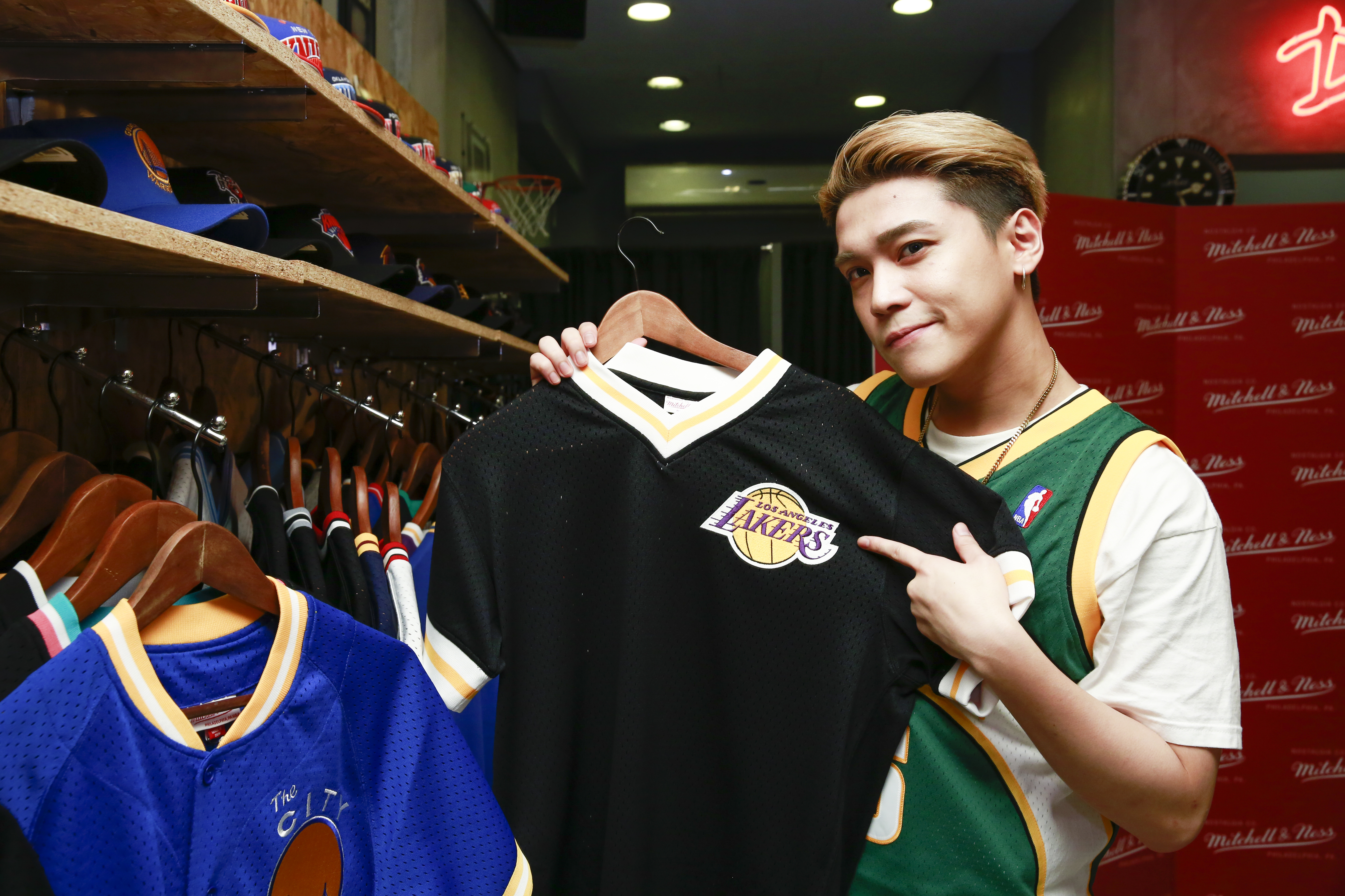 宜柏開心挑選服飾店商品。