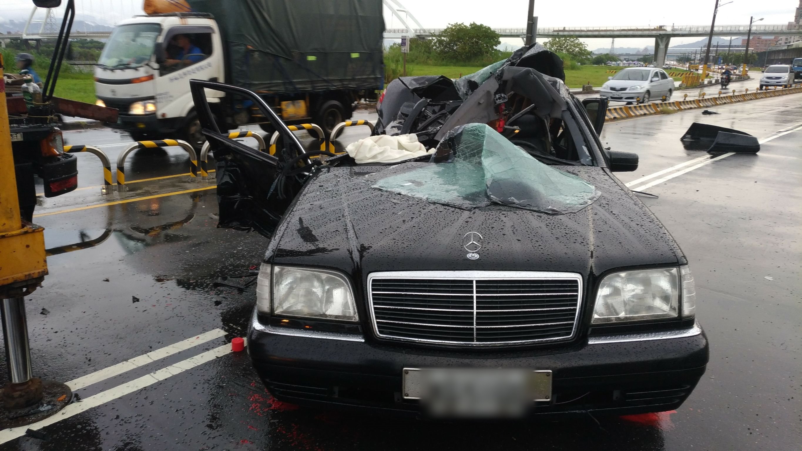 賓士車與吊車發生擦撞，受損嚴重。