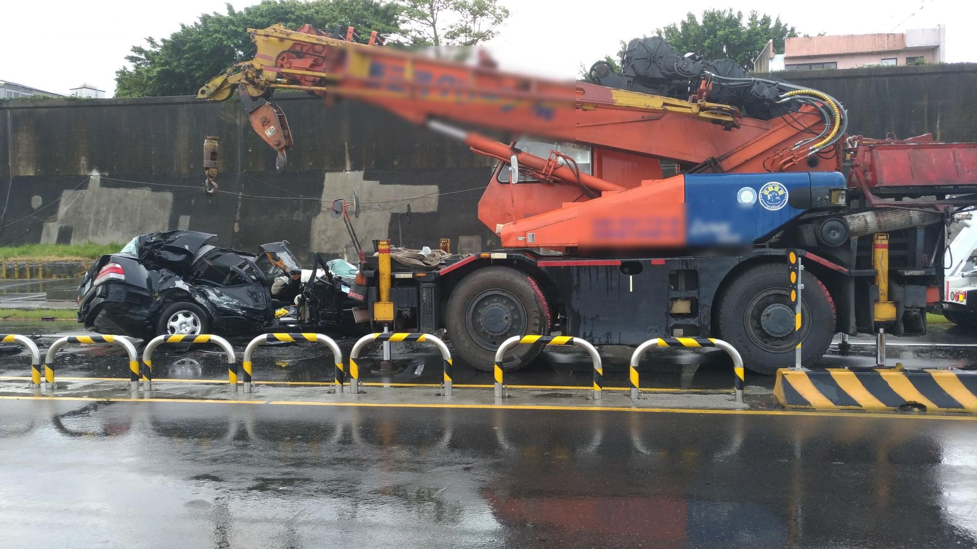 賓士車上的顏姓駕駛僅受輕傷，吳姓女乘客則當場失去生命跡象，現正搶救中。