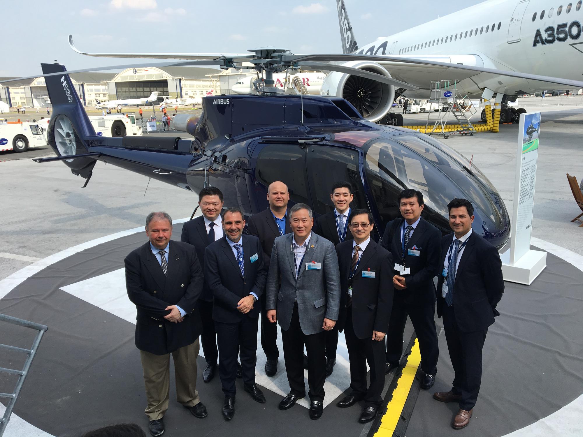 中租控股6月間與法國空中巴士集團旗下空中巴士直升機公司(Airbus Helicopters)簽訂合作協議,為空中巴士直升機客戶,提供更完整的融資服務。圖為中租企業總裁辜仲立(前排左三)率團隊(前排右一為中租執行副總經理廖英智)與法國空巴直升機團隊合影。