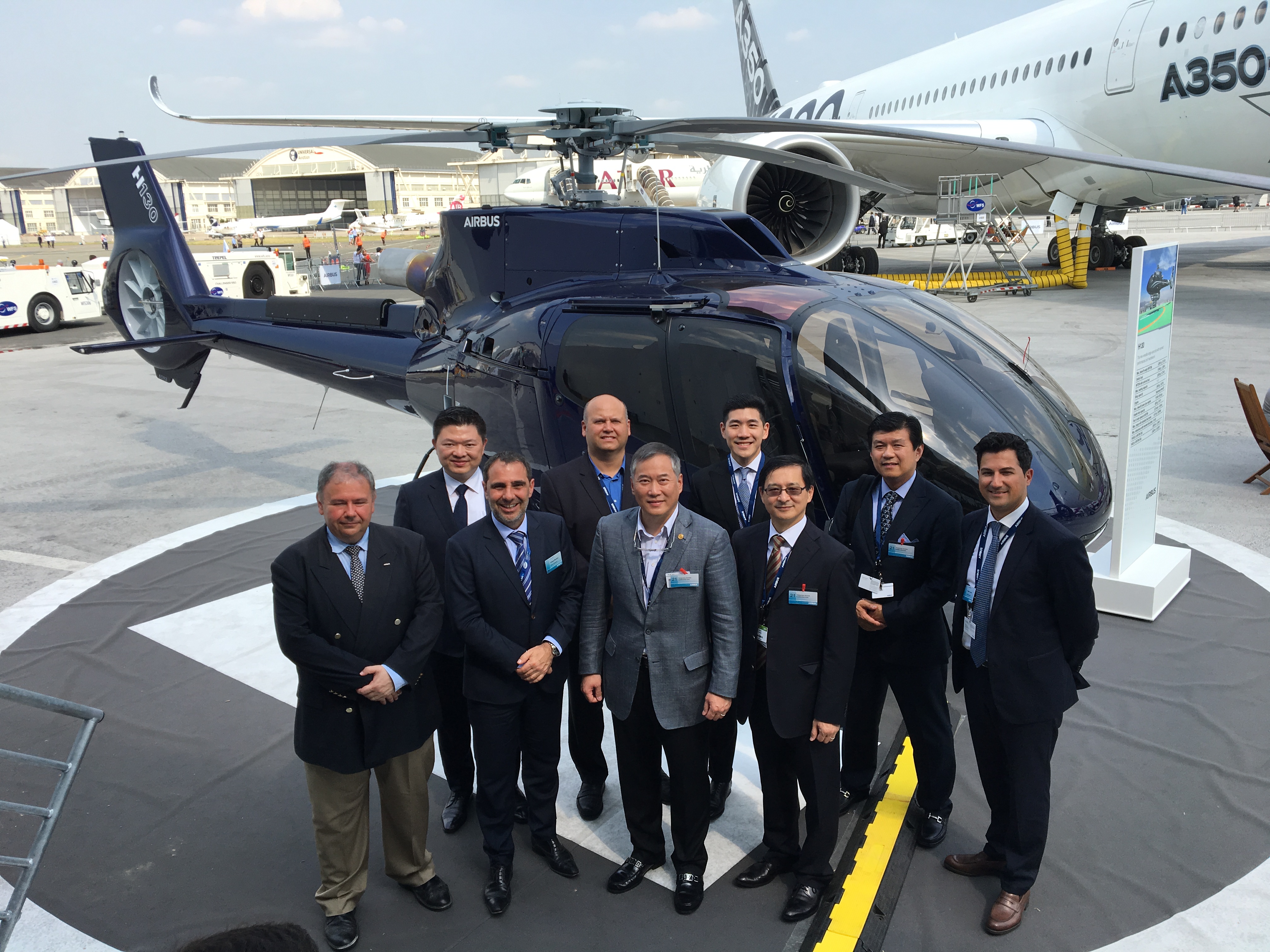 中租控股6月間與法國空中巴士集團旗下空中巴士直升機公司（Airbus Helicopters）簽訂合作協議，為空中巴士直升機客戶，提供更完整的融資服務。圖為中租企業總裁辜仲立（前排左三）率團隊（前排右一為中租執行副總經理廖英智）與法國空巴直升機團隊合影。