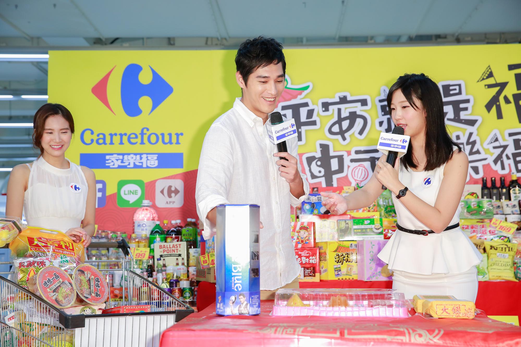 藍正龍最近積極復出賺錢,他表示想請保姆幫老婆照顧小孩。