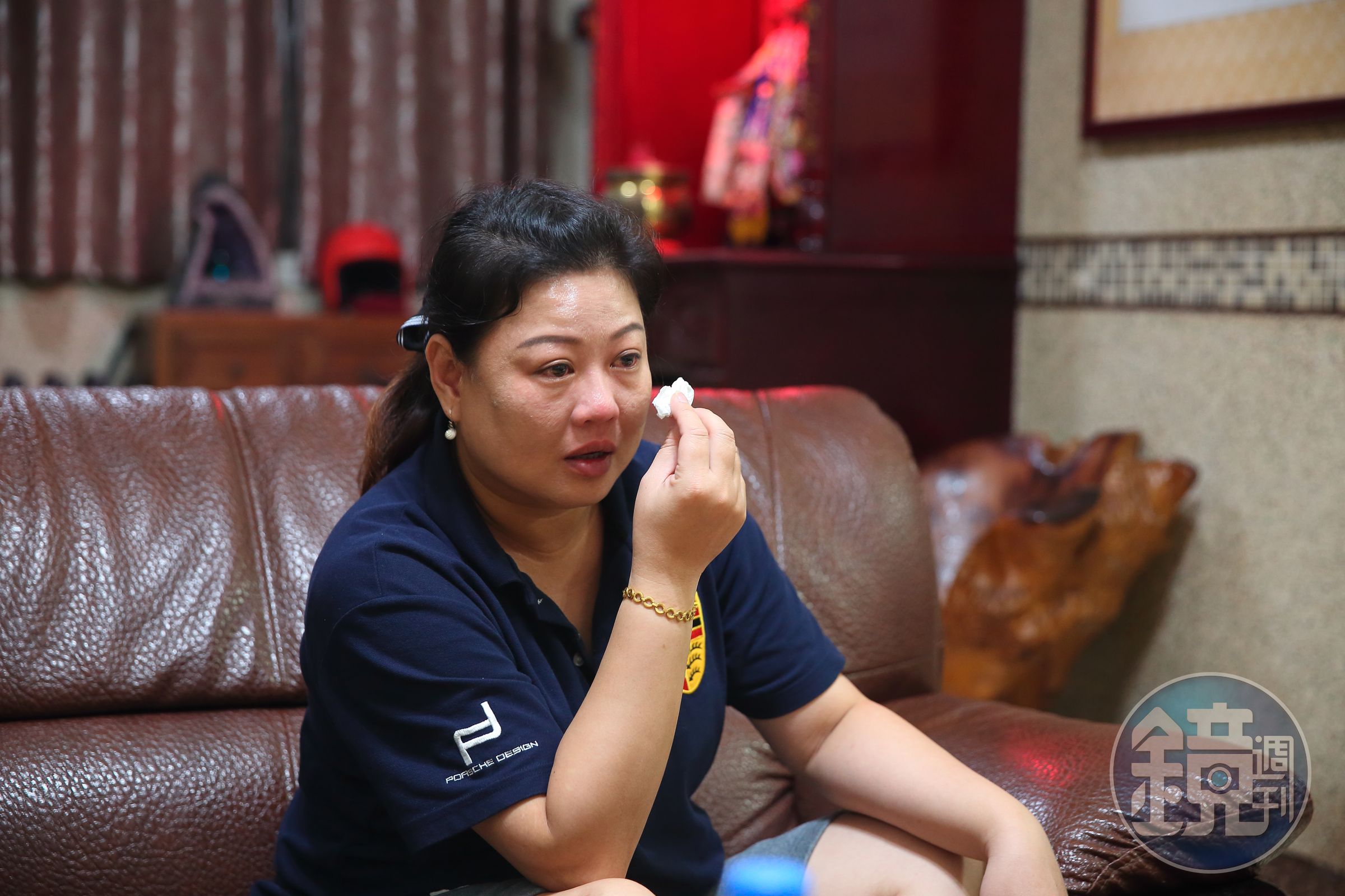 提起生病沒錢看醫生、被人瞧不起的辛酸往事，王珮綺不禁潸然淚下。