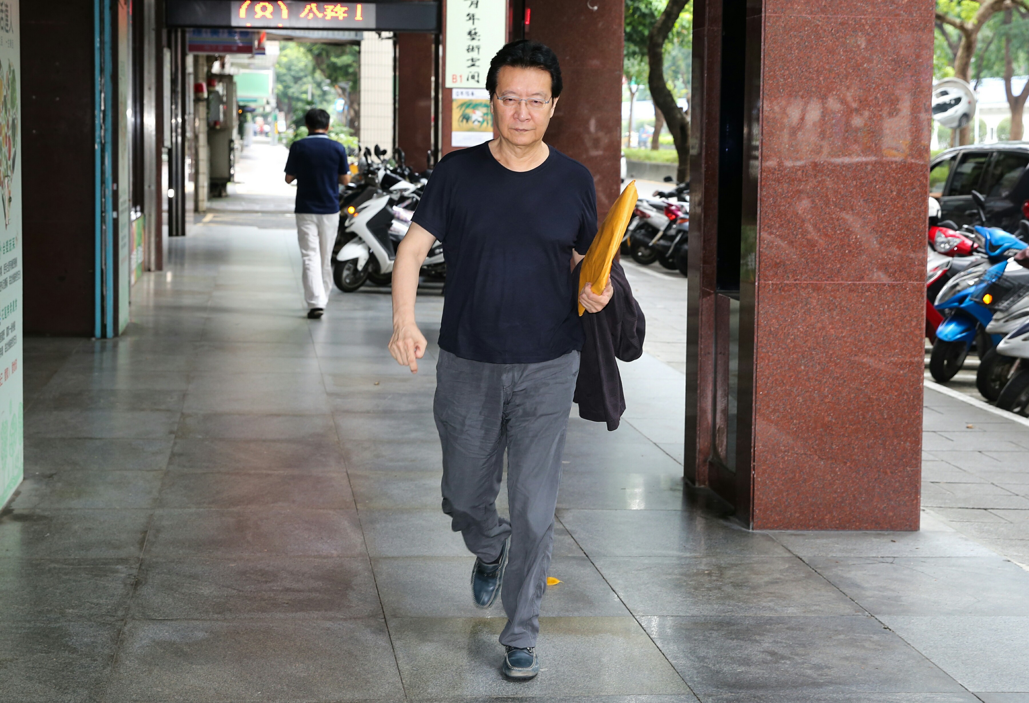 今（3日）上午10：30，中廣董事長趙少康抵達台北地檢署第5辦公室，接受約談。