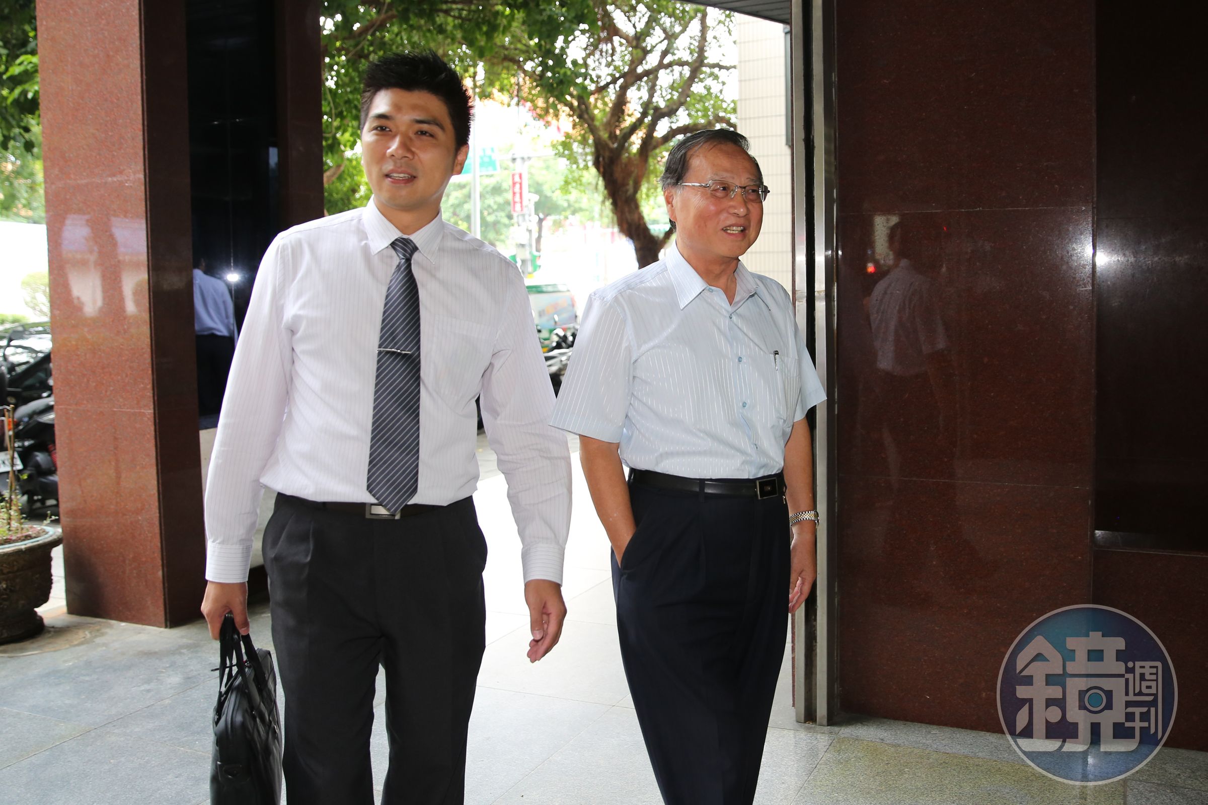 國民黨前行管會主委張哲琛（右）因涉及賤賣黨產，3日上午赴北檢說明案情。