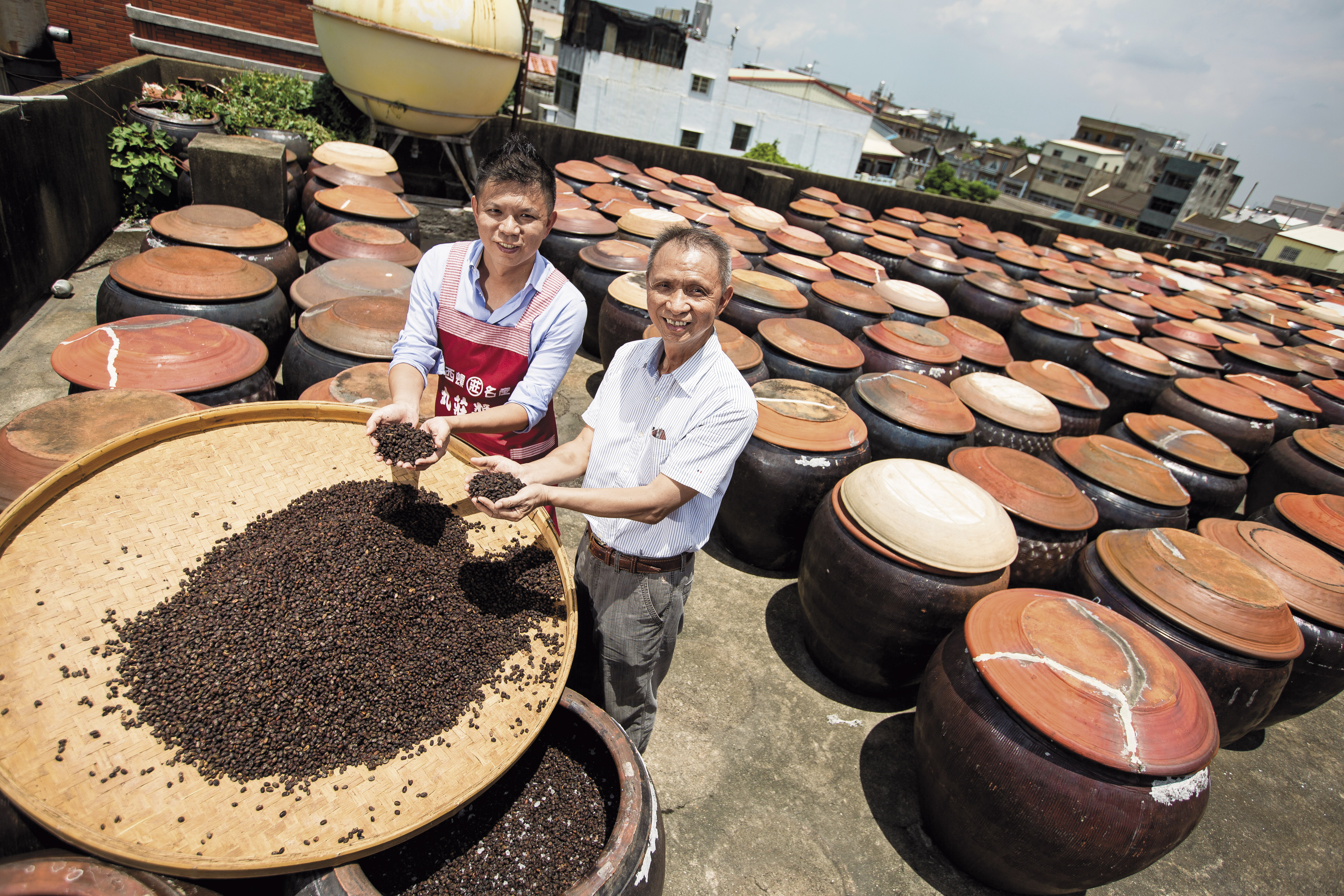 丸莊醬油創立108年，主打手工釀造的黑豆醬油，第3代莊英堯（右）和第4代莊偉中（左），強調至今依然堅持用陶甕發酵的古法製作。