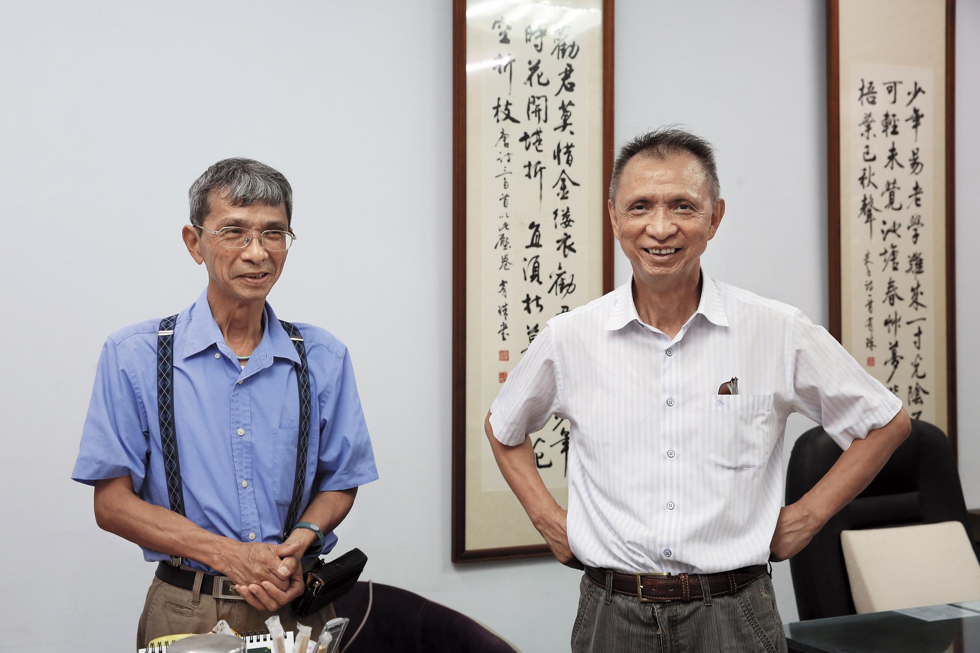 莊英堯（右）接任董事長後，弟弟莊英志（左）任總經理，2人辦公室在同一間，牆上仍掛著父親的家訓。