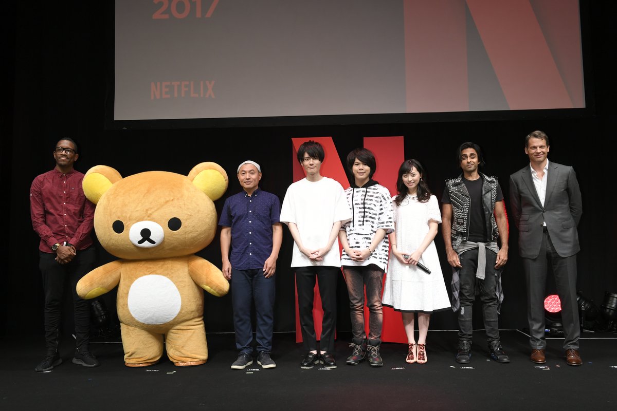2 日在東京舉辦的「Neflix Anime Slate 2017」成功落幕，主持人福原遙（右 3 ）與台上嘉賓合影。（twitter@NetflixJP）