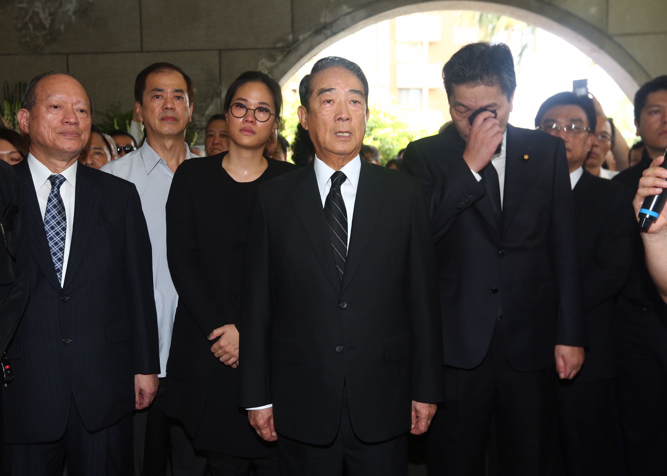 宋楚瑜（中）哭紅了雙眼送老戰友劉文雄最後一程。