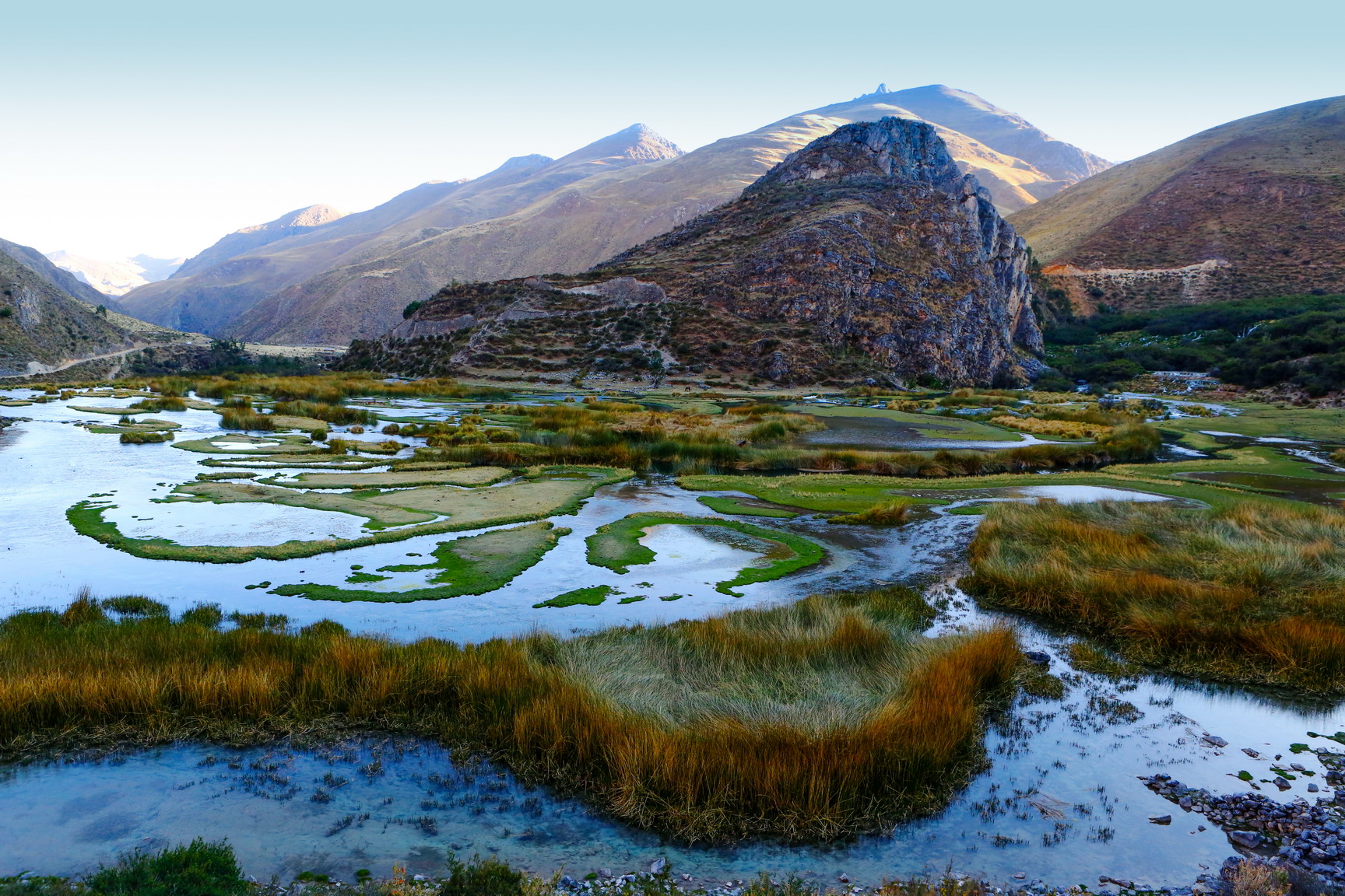 出了村落往山上可見到整個湖景。