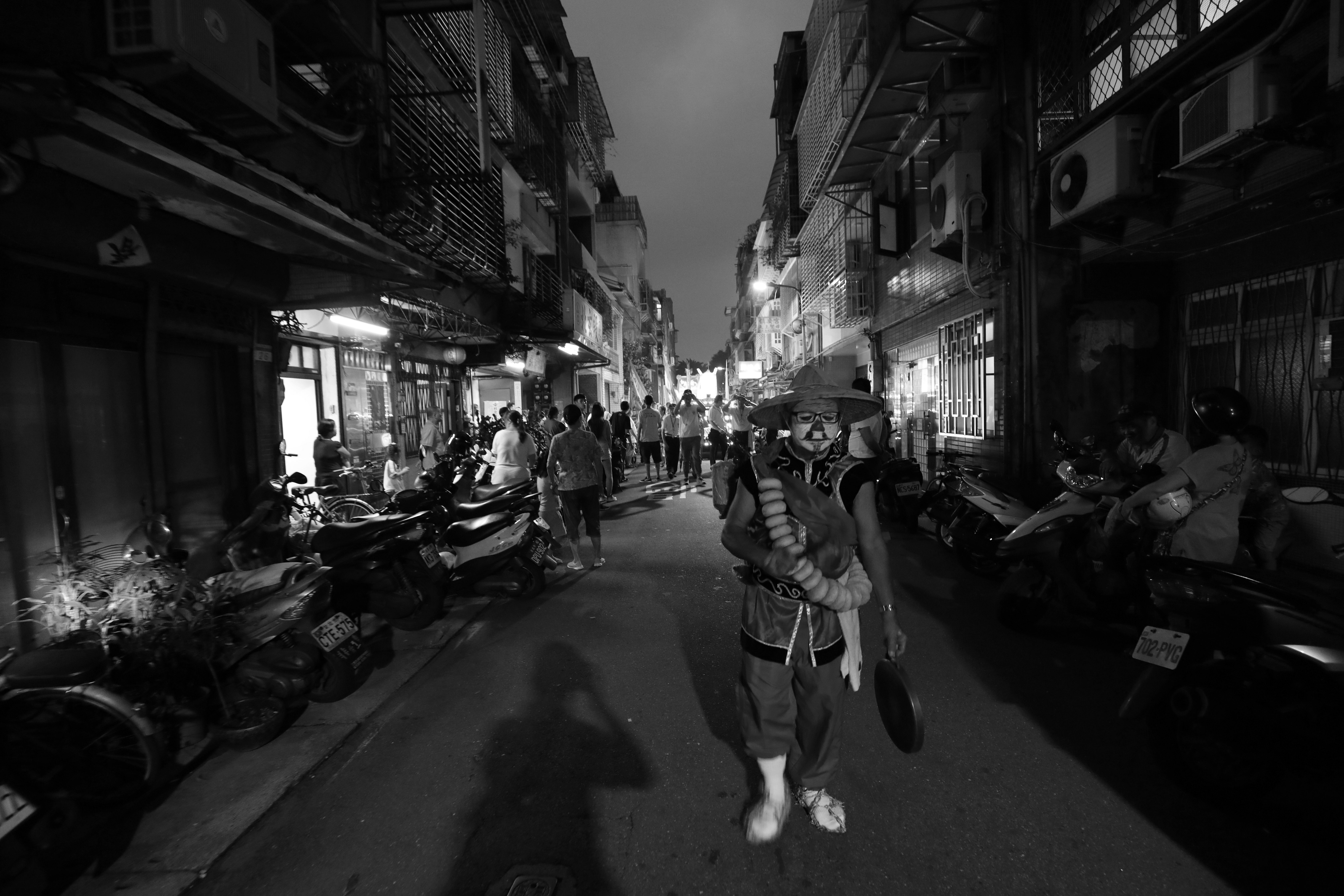 報馬仔在夜裡穿梭。