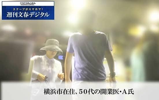 齊藤由貴跟醫生1週見4次面，而且互動親暱。（翻攝網路）