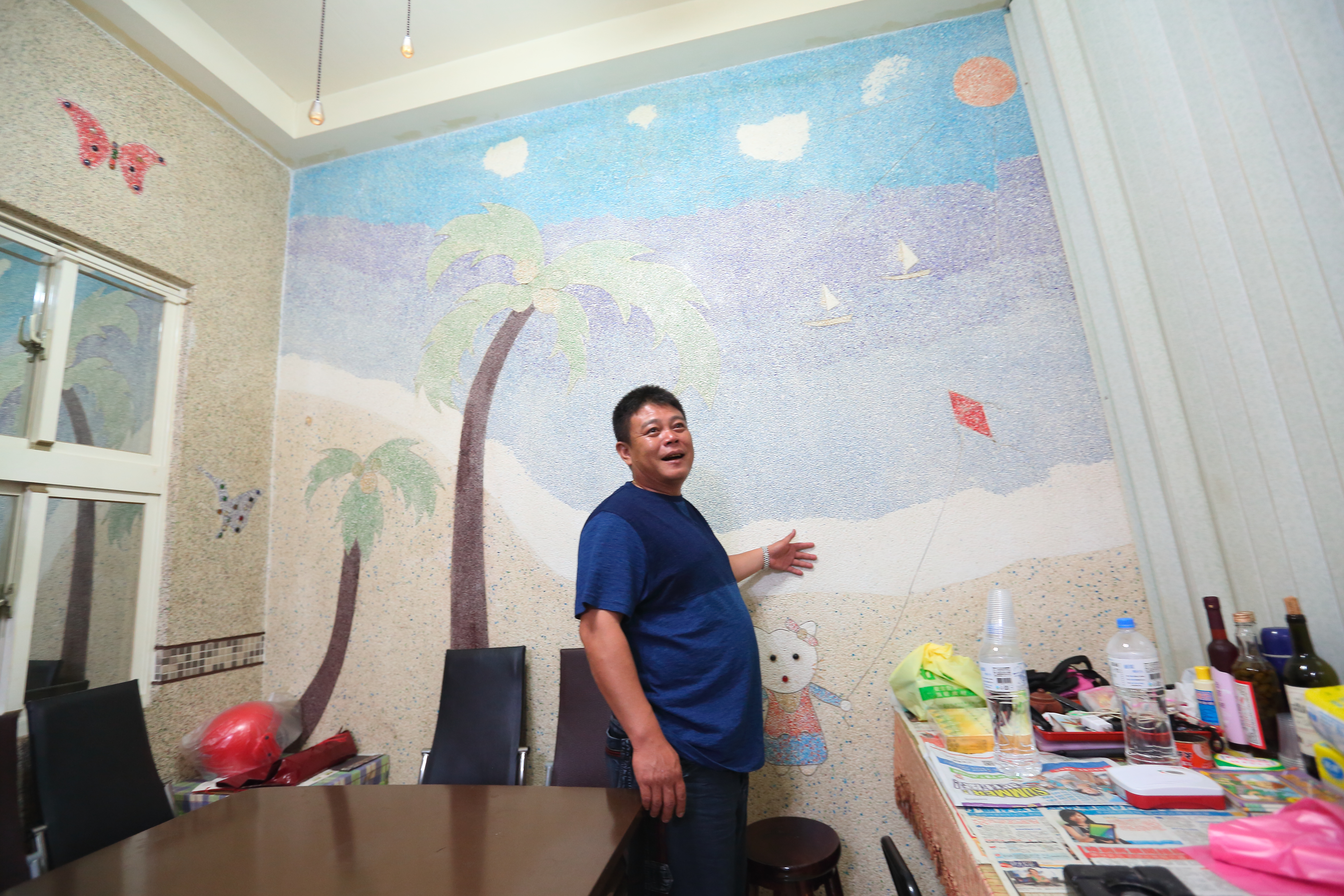 蔡日騰家中有一面抿石牆，牆上的Hello Kitty包藏著濃濃父愛。