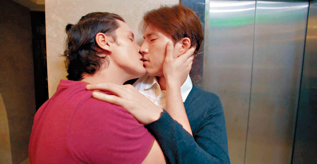 以中國「形婚」為主題的《偽婚男女》，唐振剛、周厚安劇中演一對同志戀人，有不少親密鏡頭。（三映電影提供）